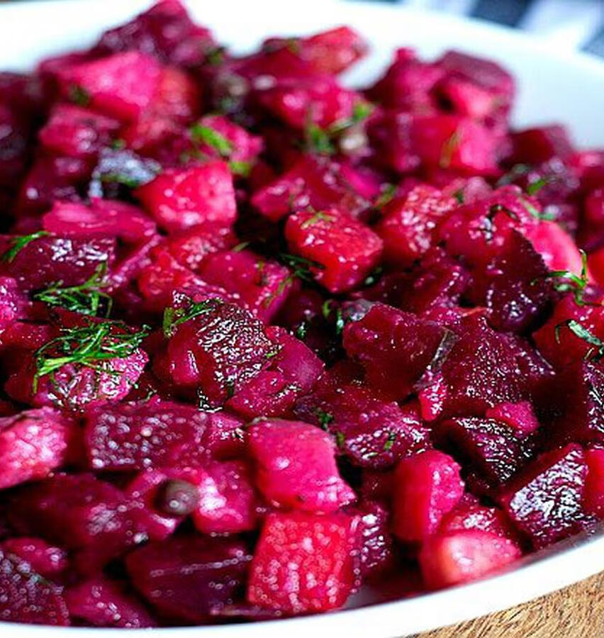 toma detalle de una ensalada rusa peruana