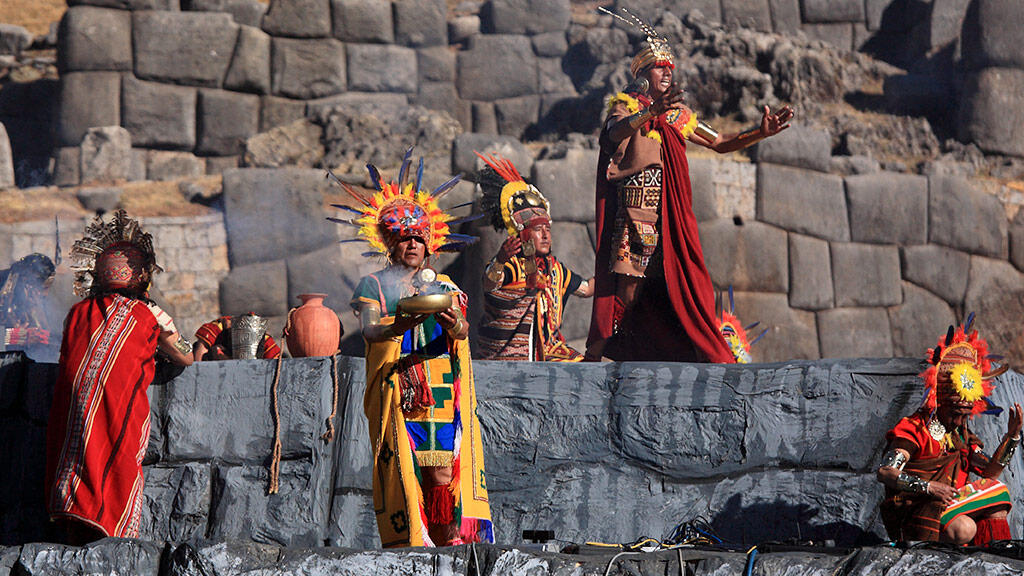 actores Inca en la fortaleza de Sacsayhuaman recreando el Inti Raymi