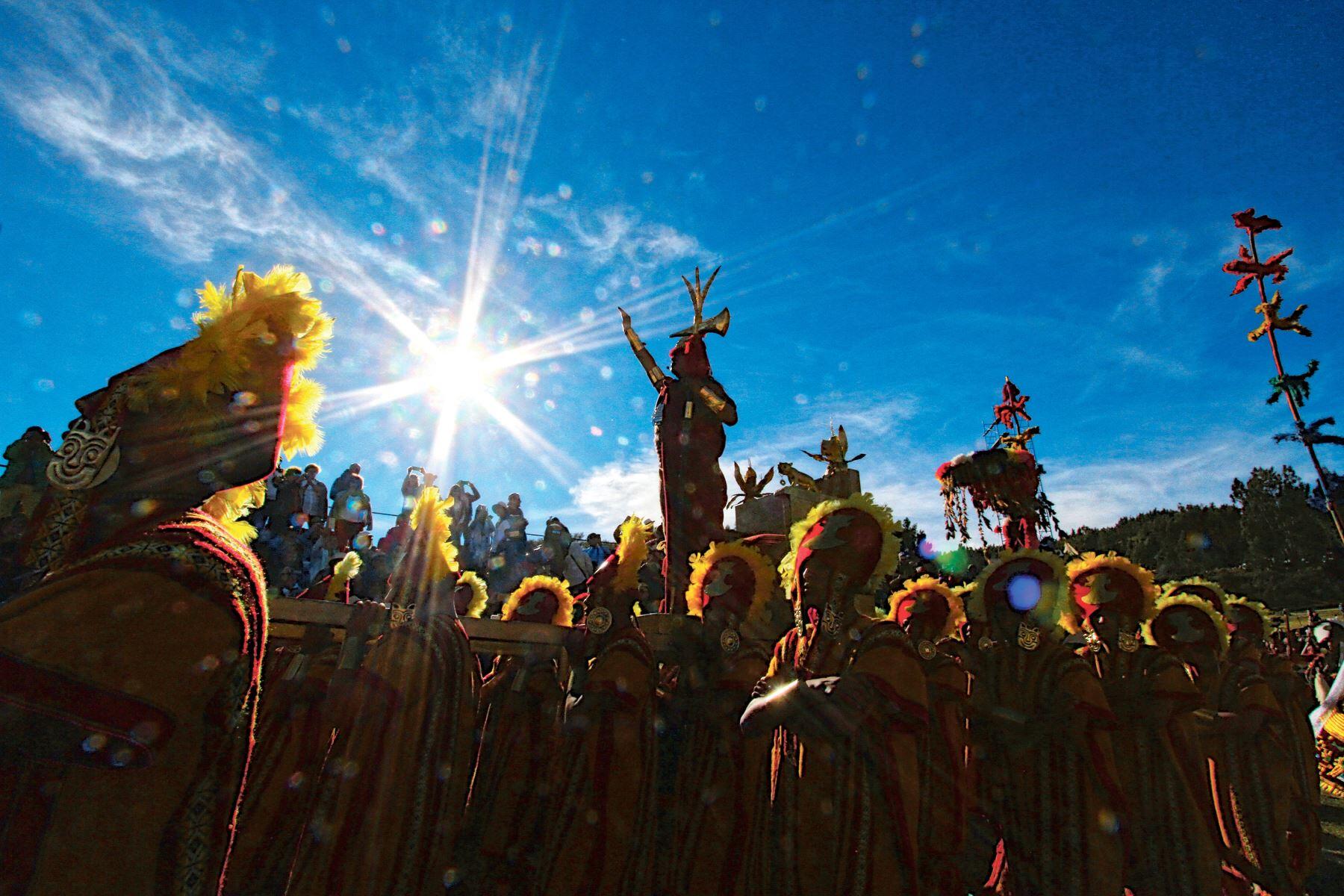 vista contrapicada de la escenificación del inti raymi, inca con el sol radiante