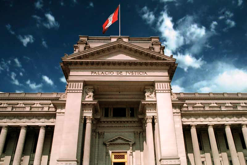 vista contrapicada del palacio de justicia