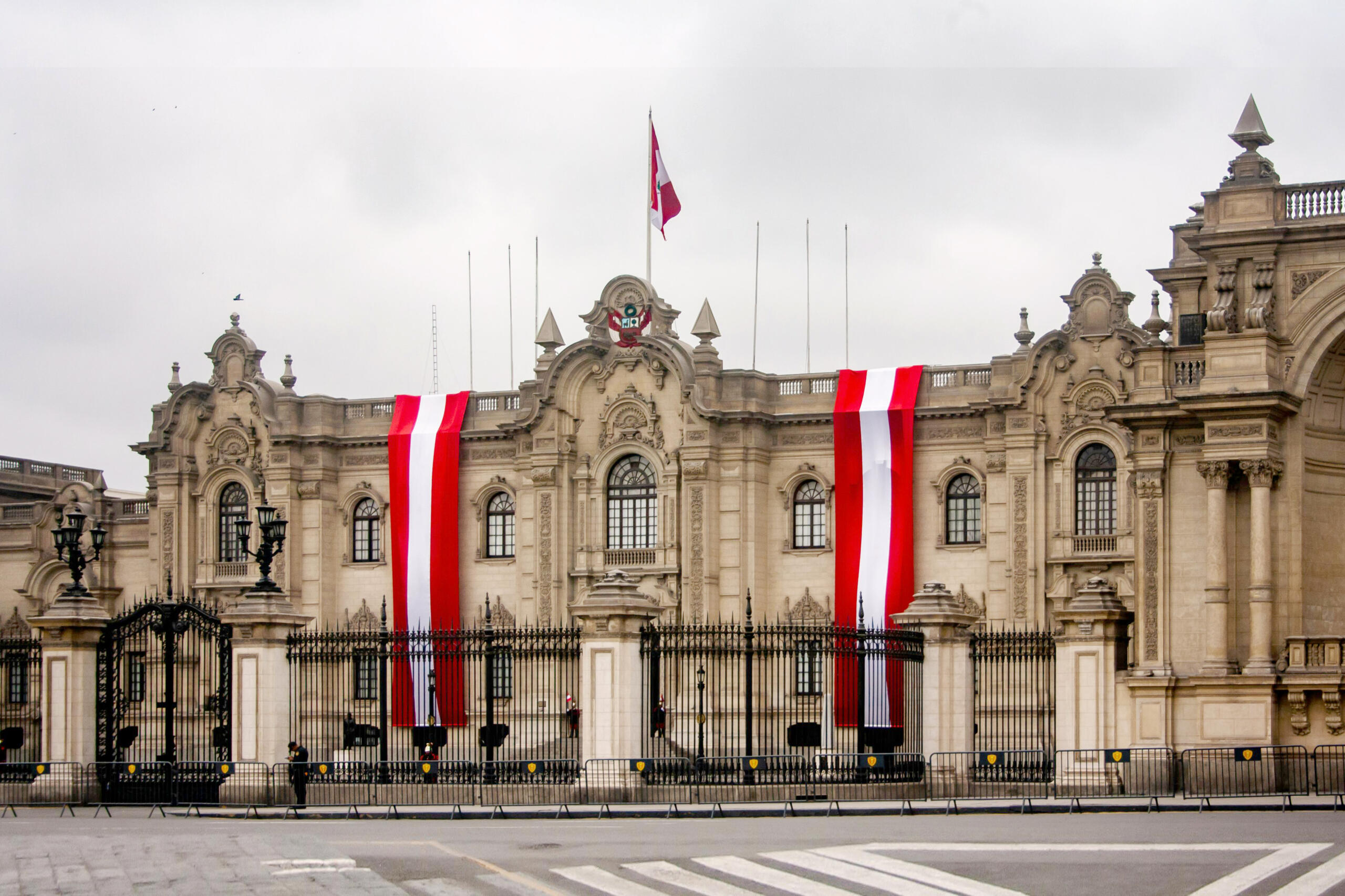 vista general del palacio de gobierno con dos banderines extendidos a cada lado