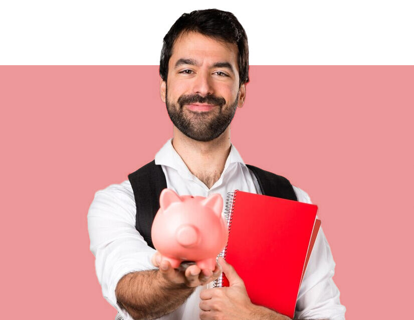 profesor sonriente sosteniendo un monedero de chanchito hacia el frente