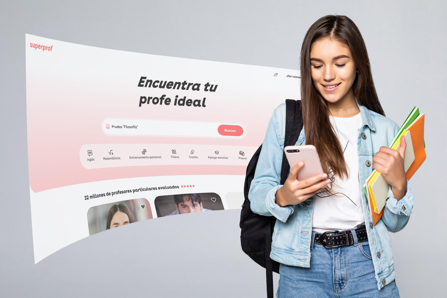 estudiante mirando sonriente su celular y al costado la pantalla de inicio de Superprof