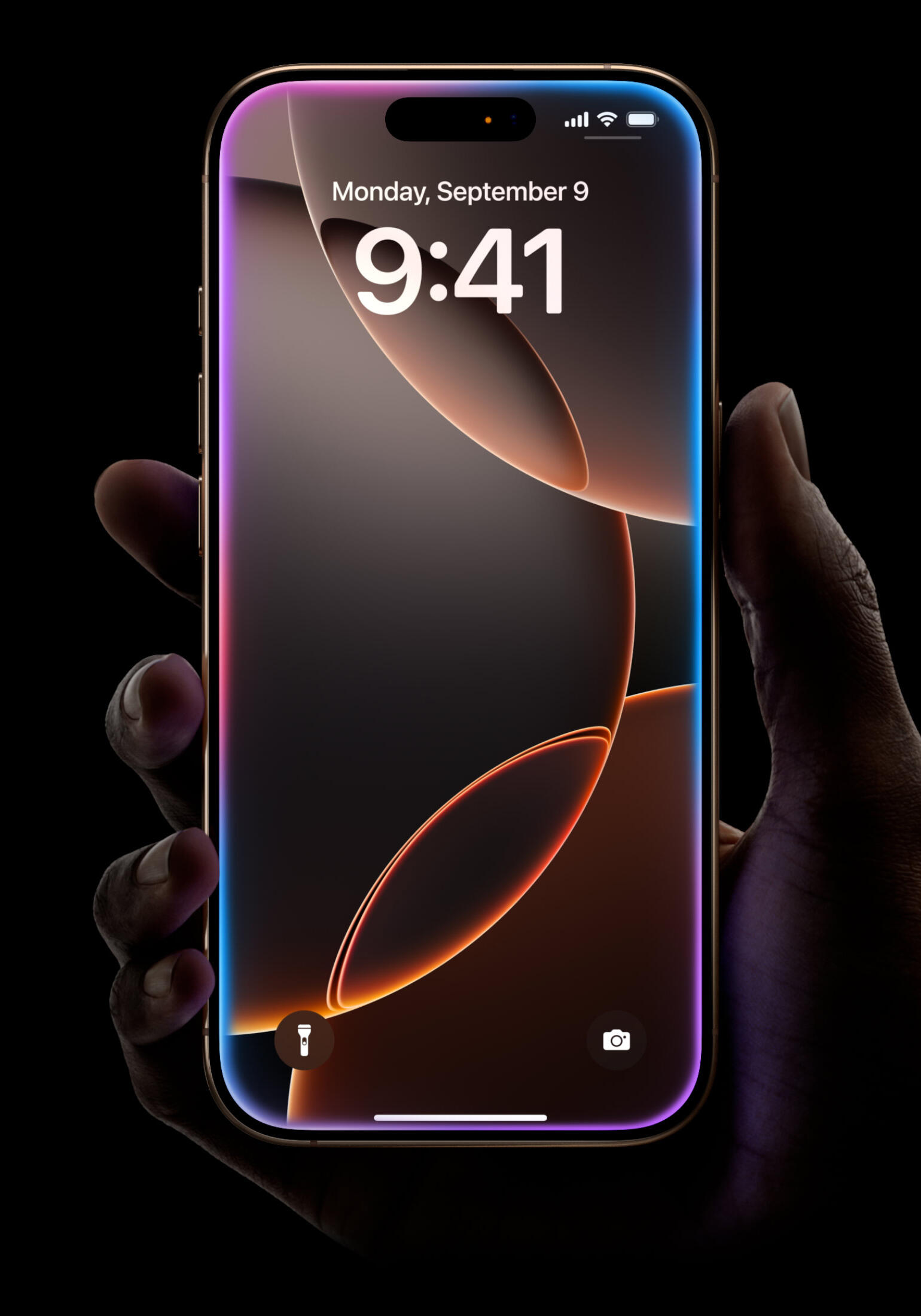 iphone en mano con fondo oscuro