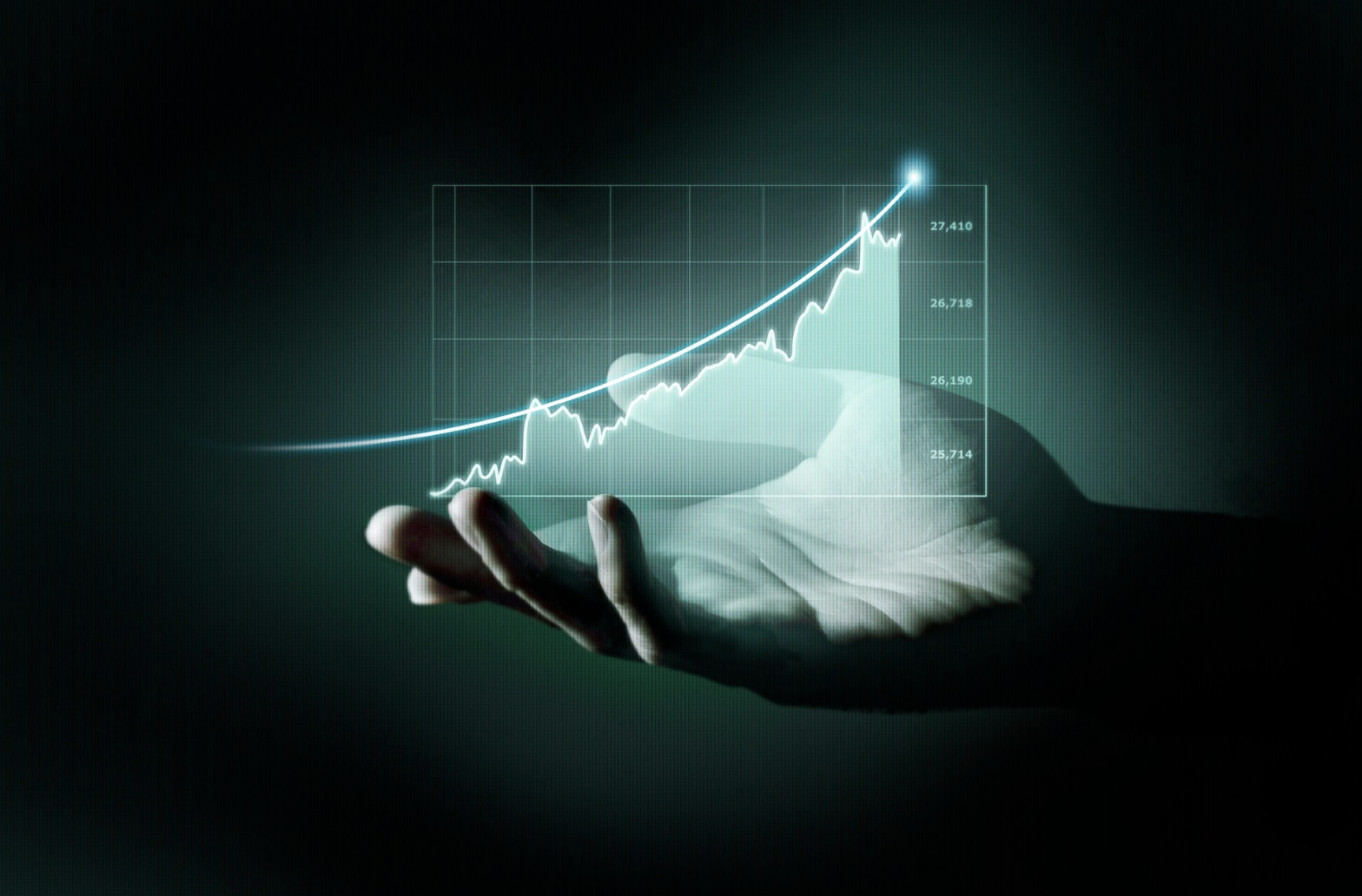 mano sosteniendo una proyección de holeograma con un gráfico de inversiones 