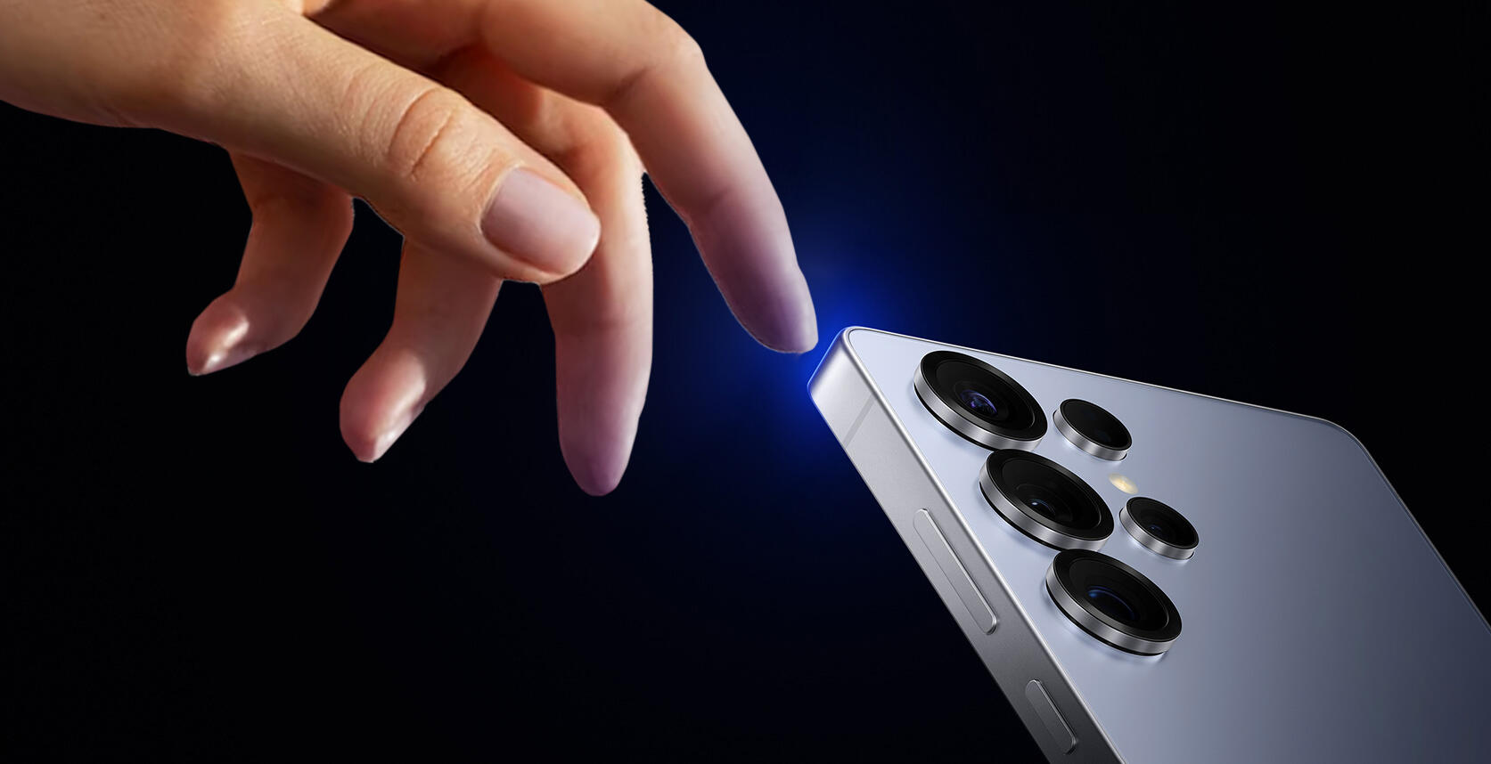 mano y celular simulando la creación con un brillito azul en el fondo negro
