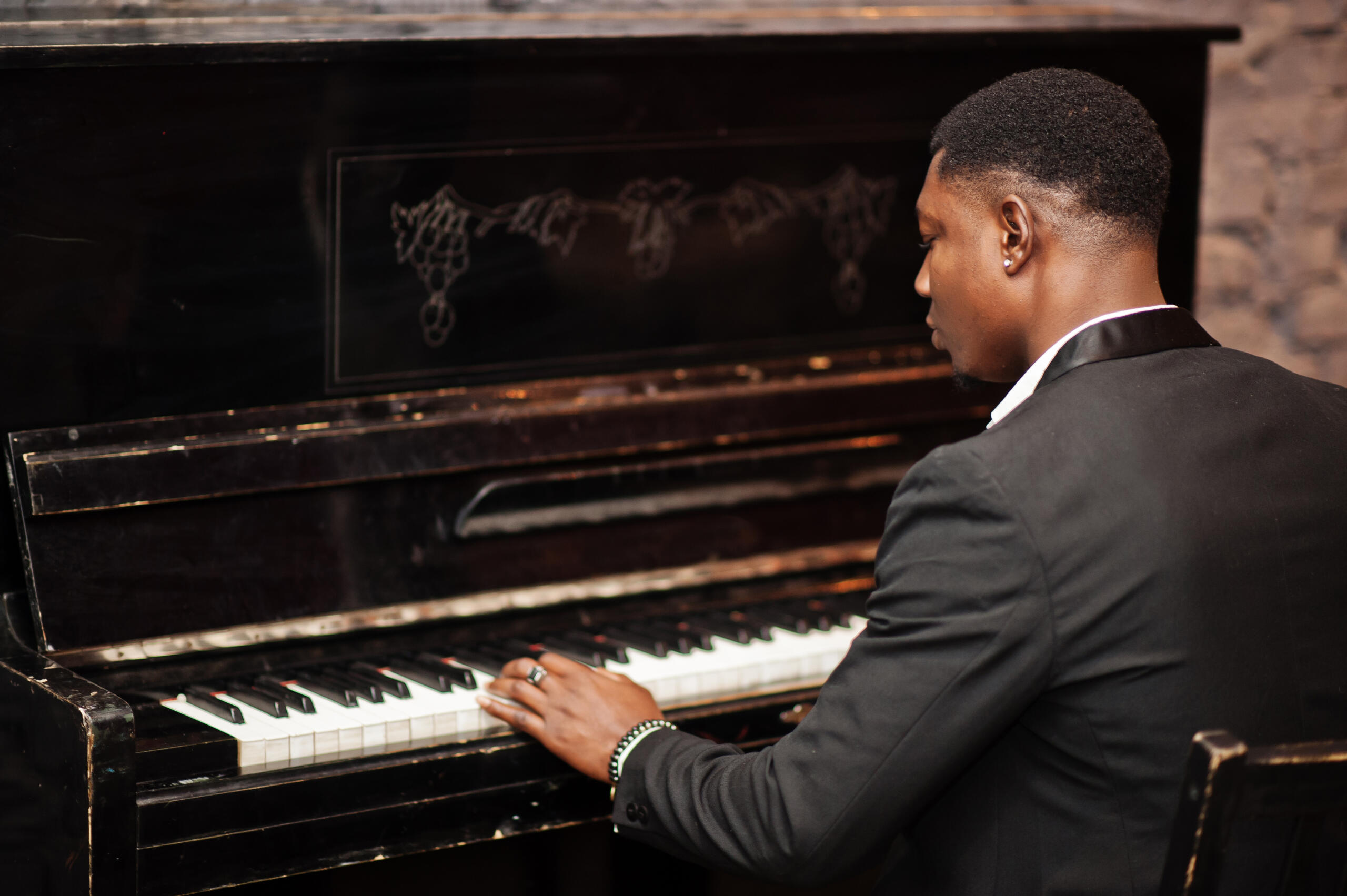 pianista tocando elegante piano espaldas a la camara