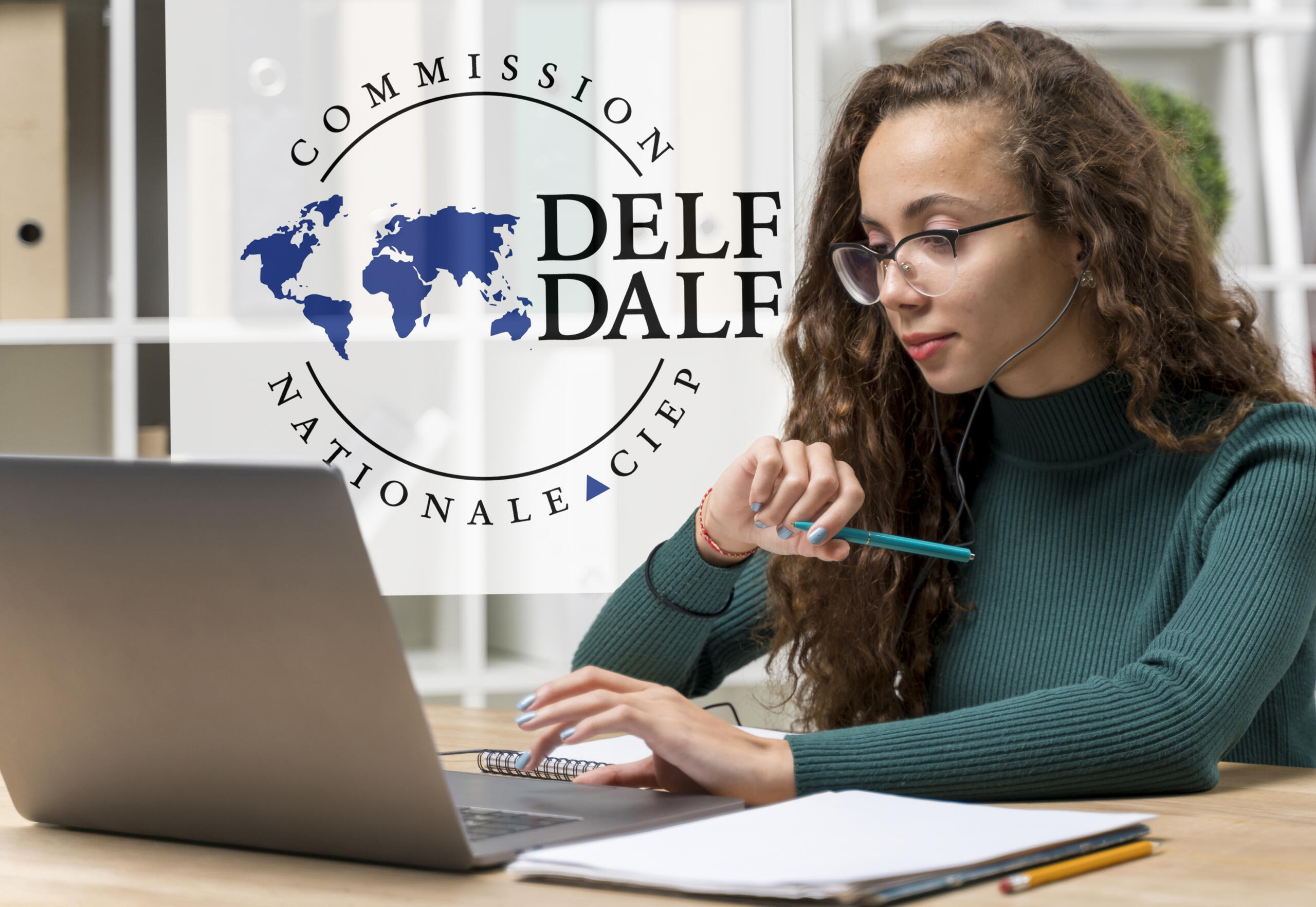 chica estudiando online desde su laptop y colocando el logo de la certificación DELF, DALF