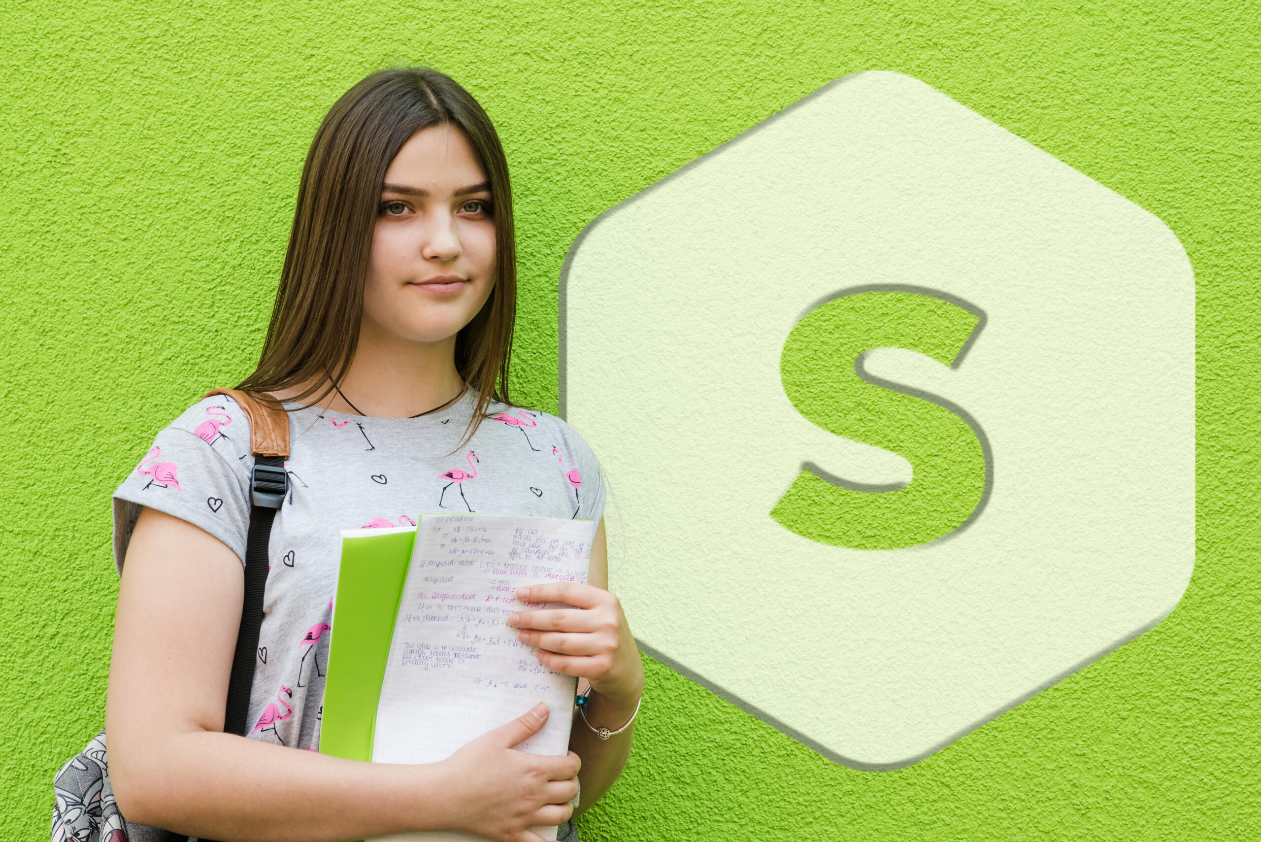 estudiante frente a un muro verde con el logo de superprof