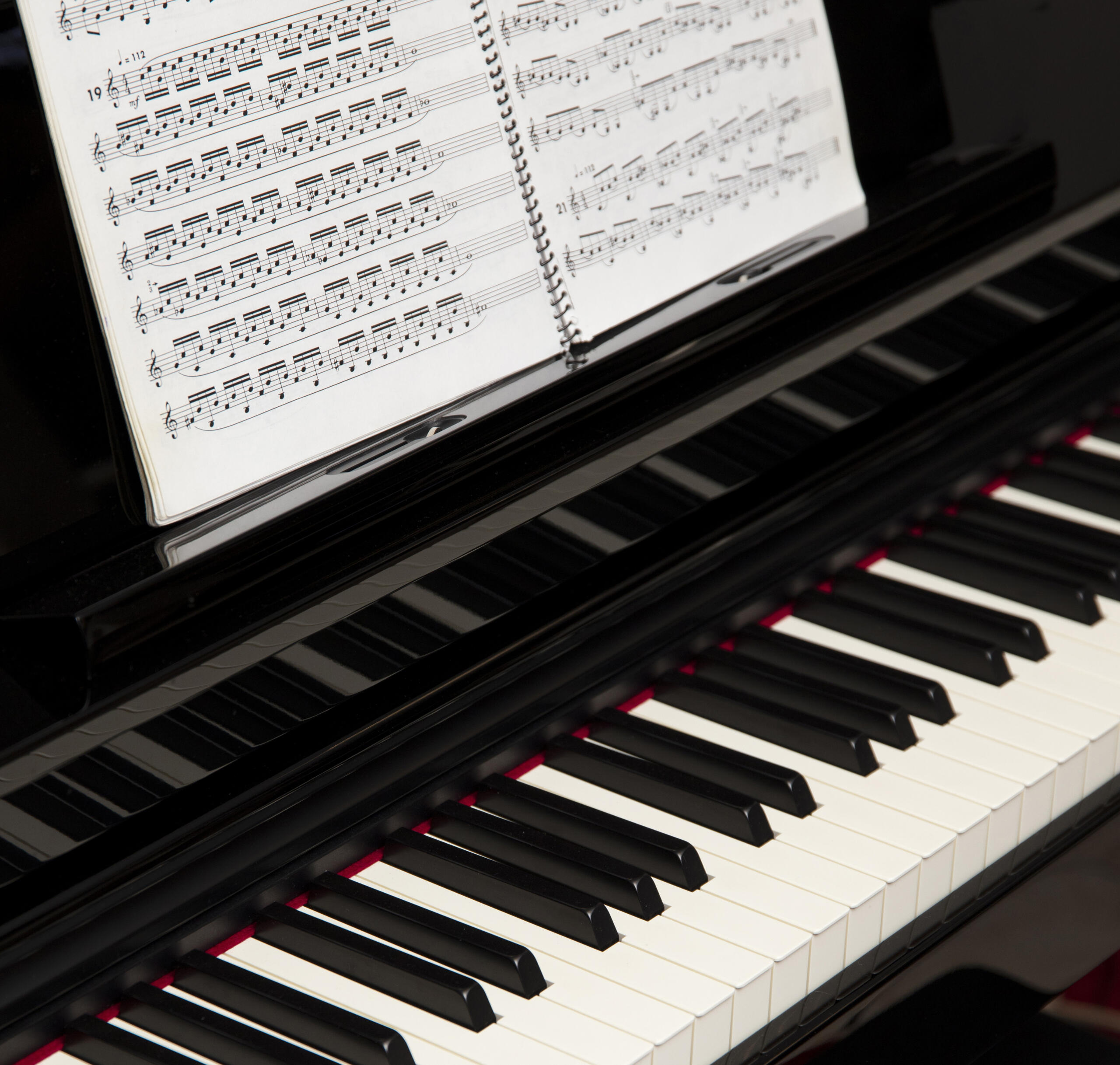 vista de piano clasico con partitura encima