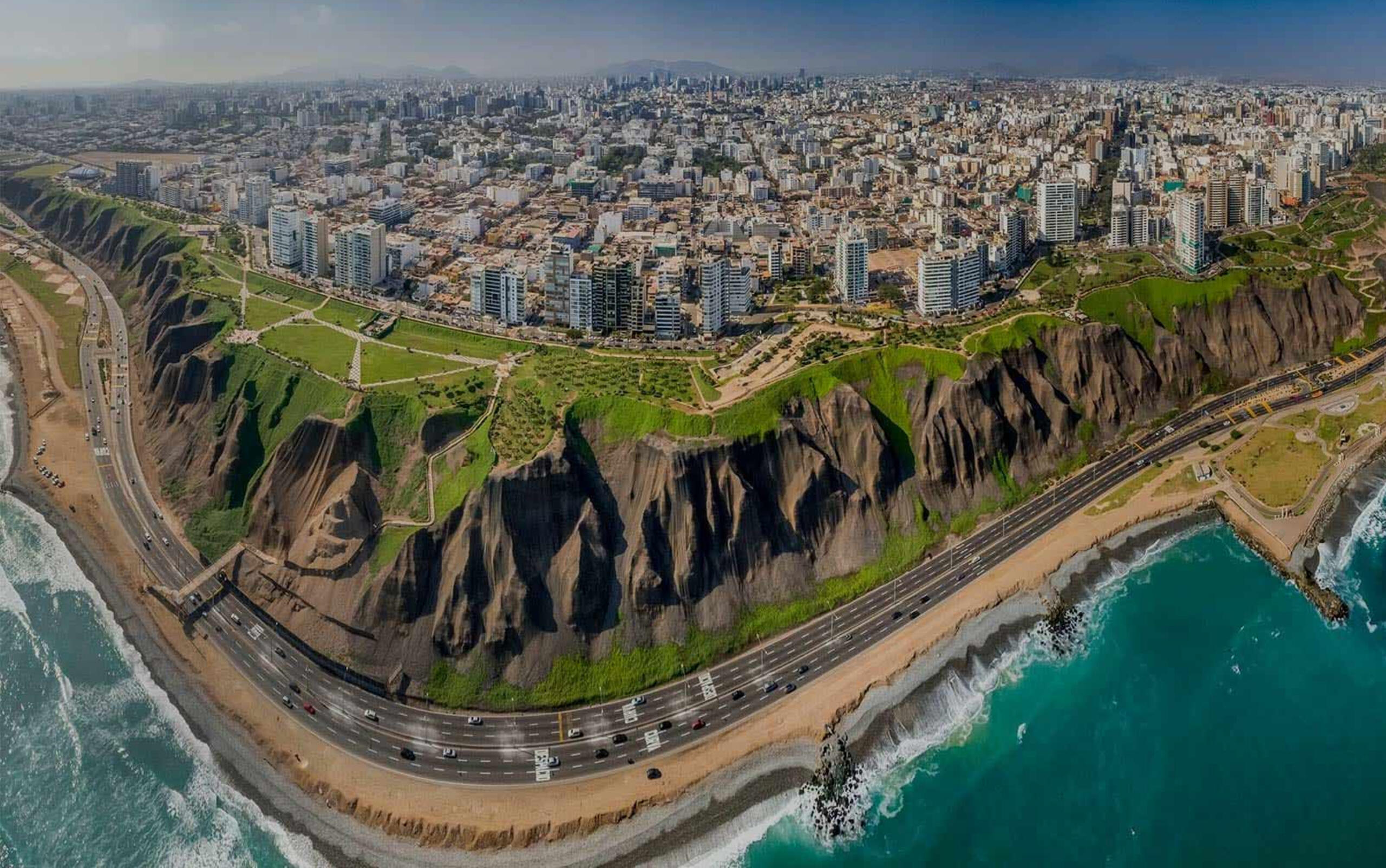 vista contrapicada aerea de la costa verde