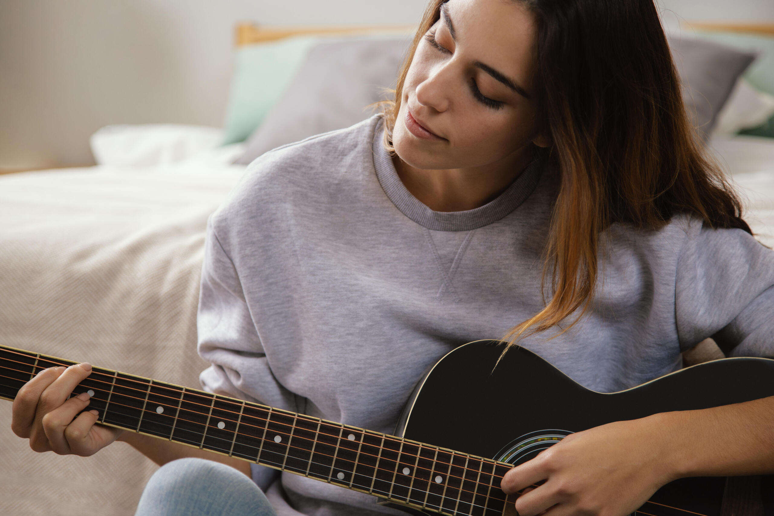 toma cercana de chica tocando la guitarra