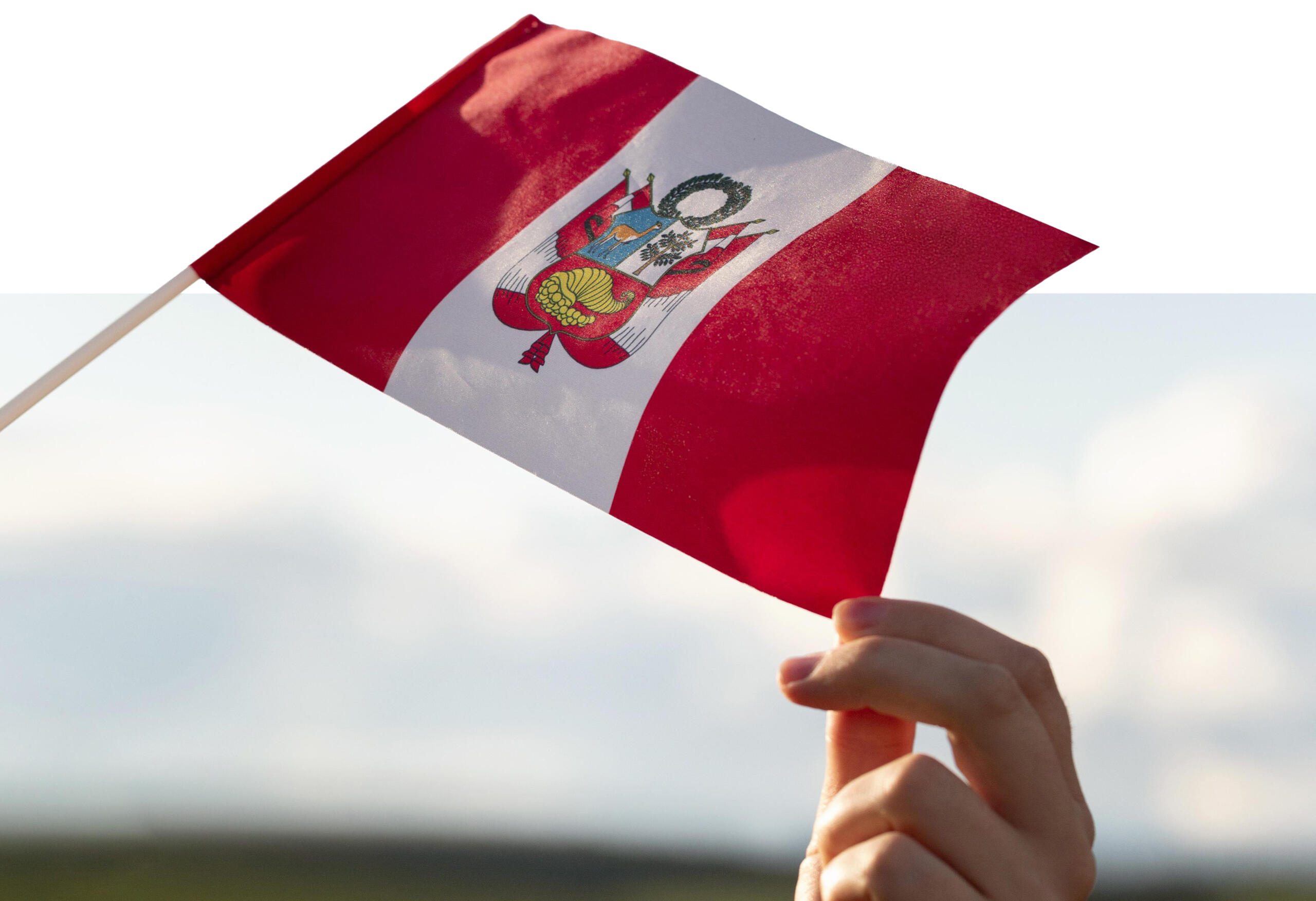 la bandera peruana de papel agarrada por una persona