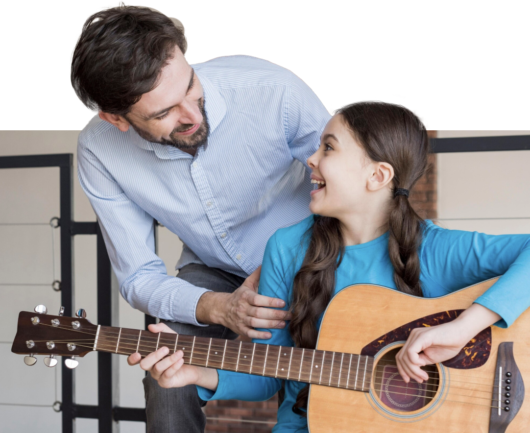 foto de profesor y alumna sonrientes con la guitarra en mano
