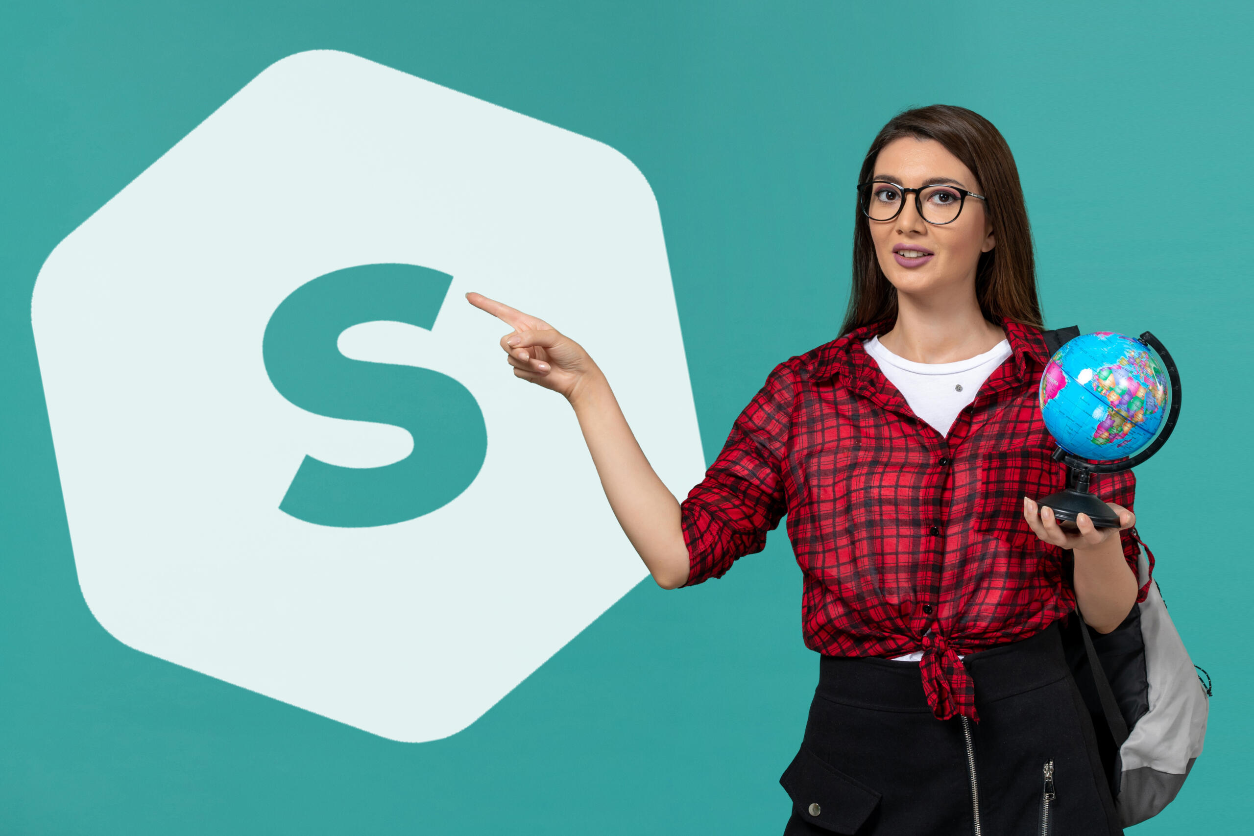 chica con globo terraqueo señalando logo de Superprof de fondo