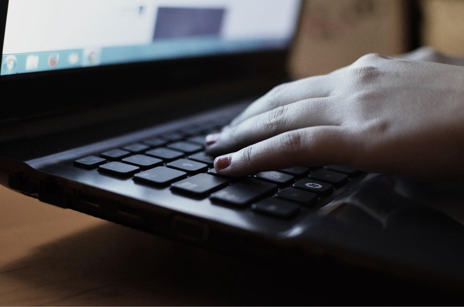 Una persona usando una laptop