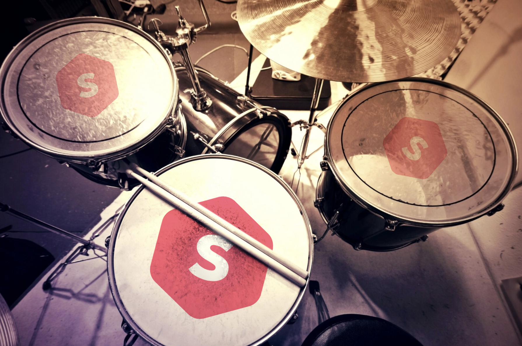 vista cenital de bateria con logo de Superprof grabado en los tambores