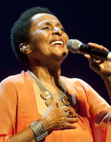 retrato de Susana Baca cantando