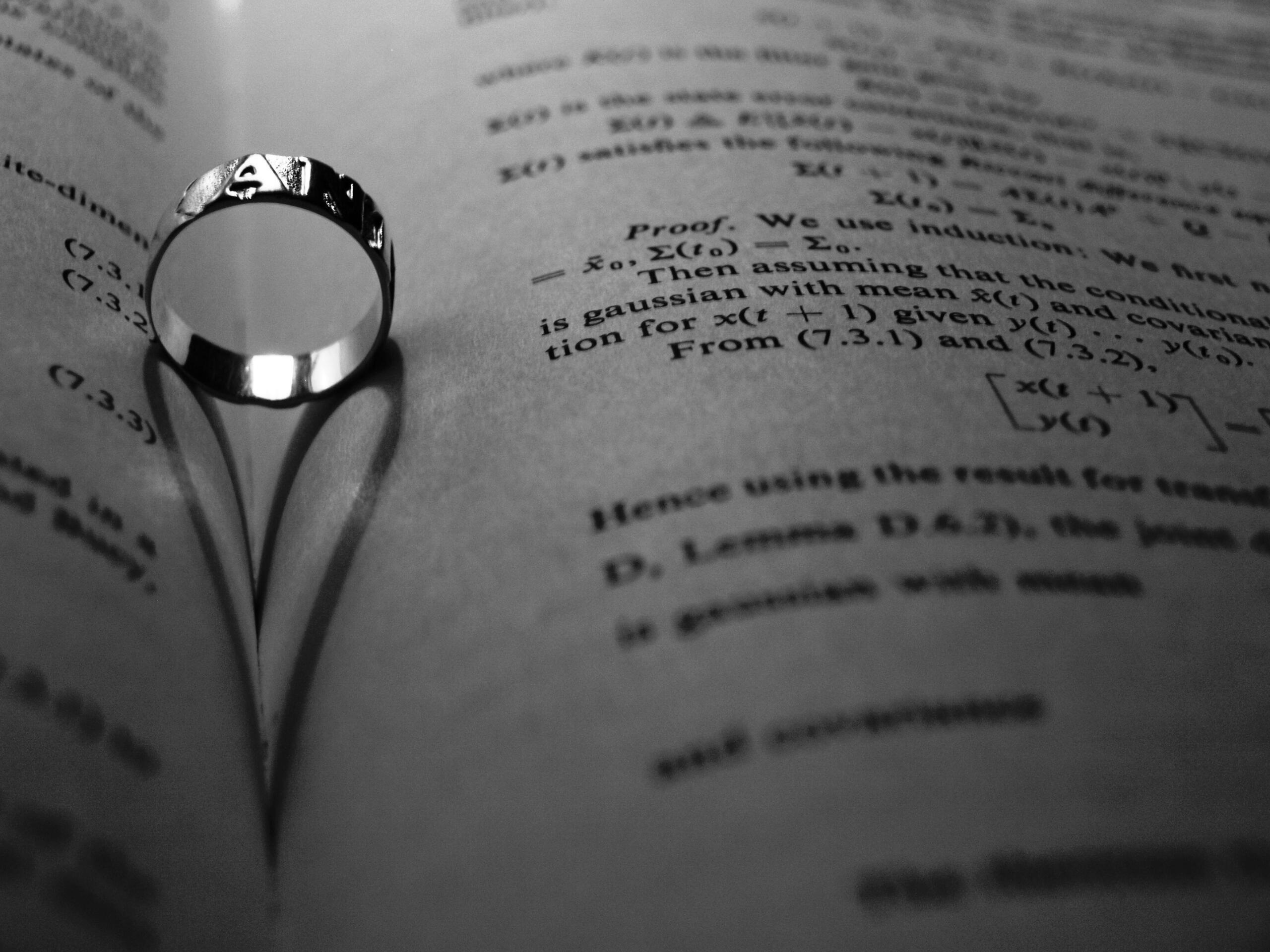 libro de matemática con un anillo
