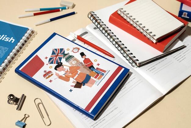 libro de inglés sobre mesa de estudio donde hay cuadernos y demás útiles