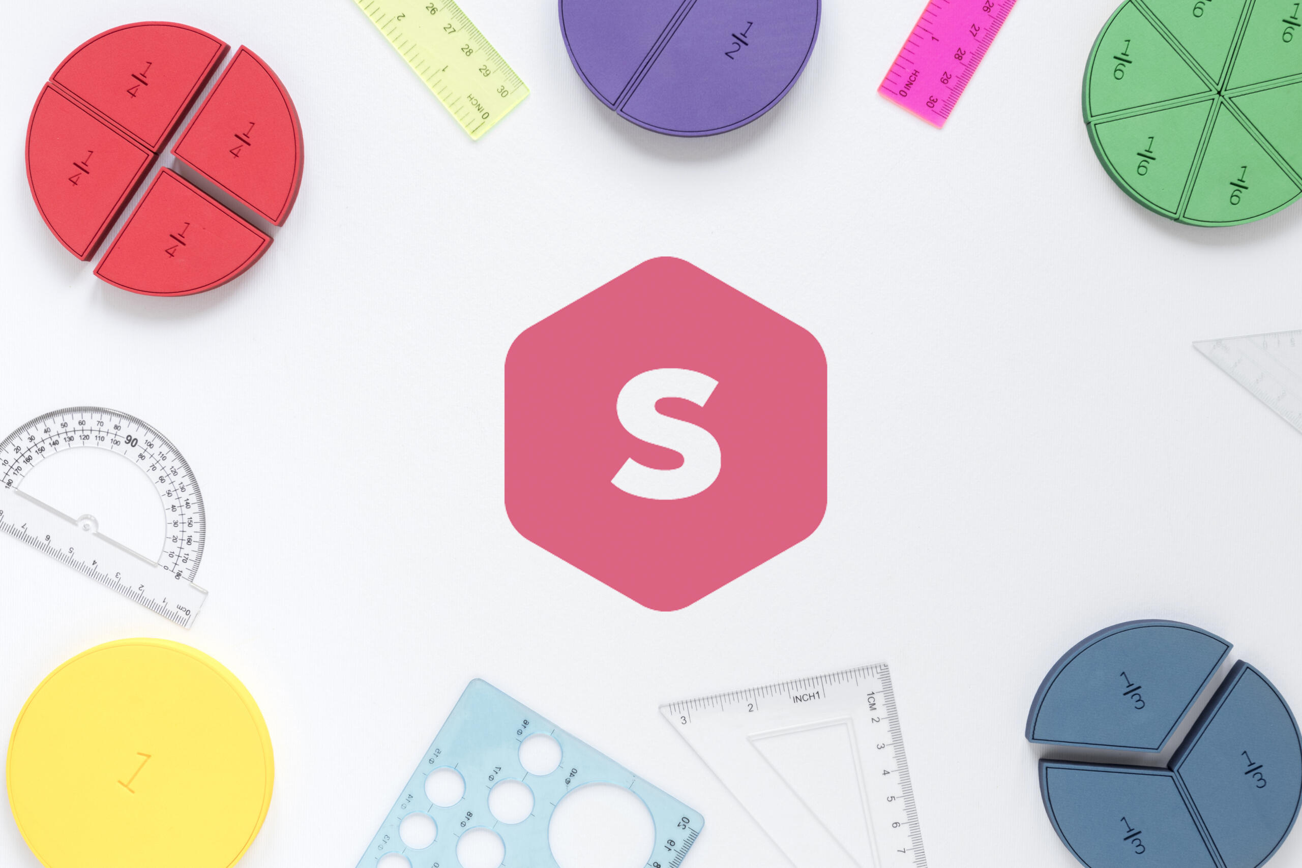 vista cenital de numeros, reglas y fracciones con el logo de Superprof en medio