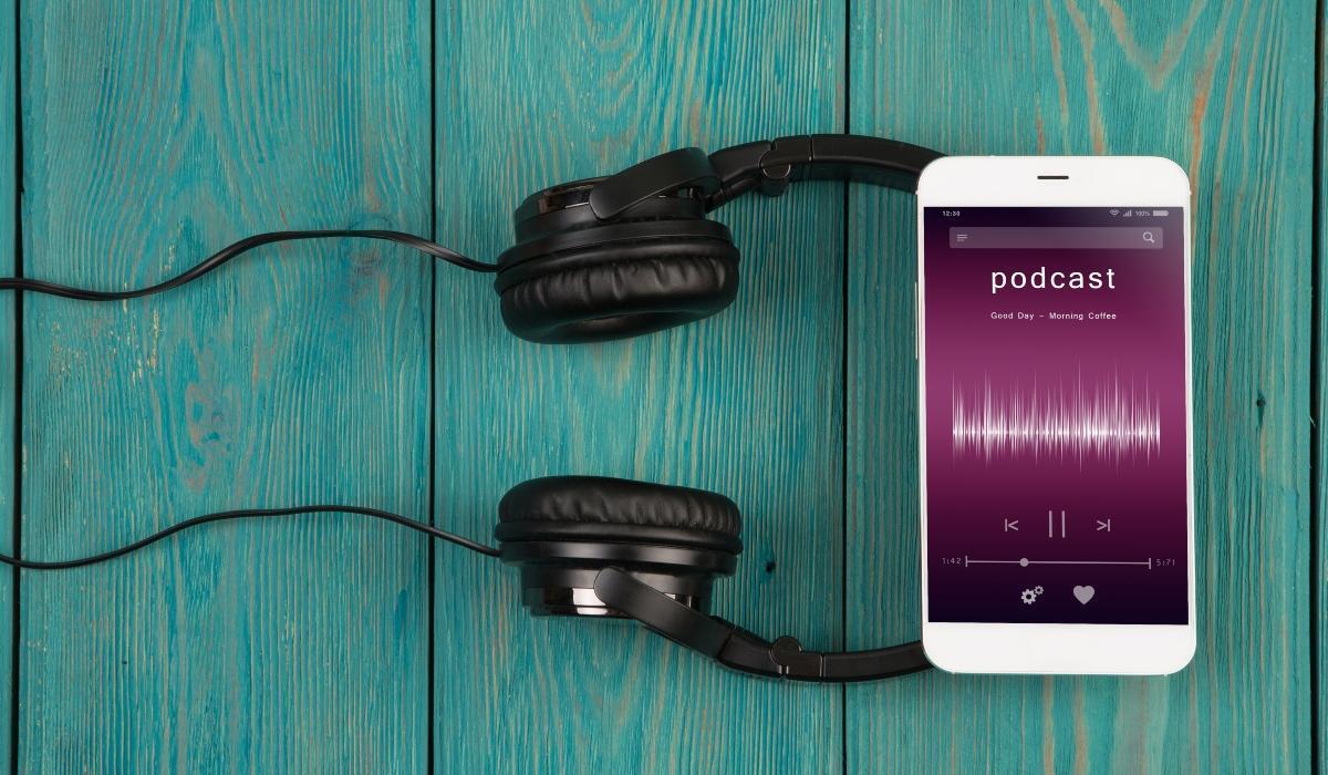Celular y audífonos reproduciendo un podcast