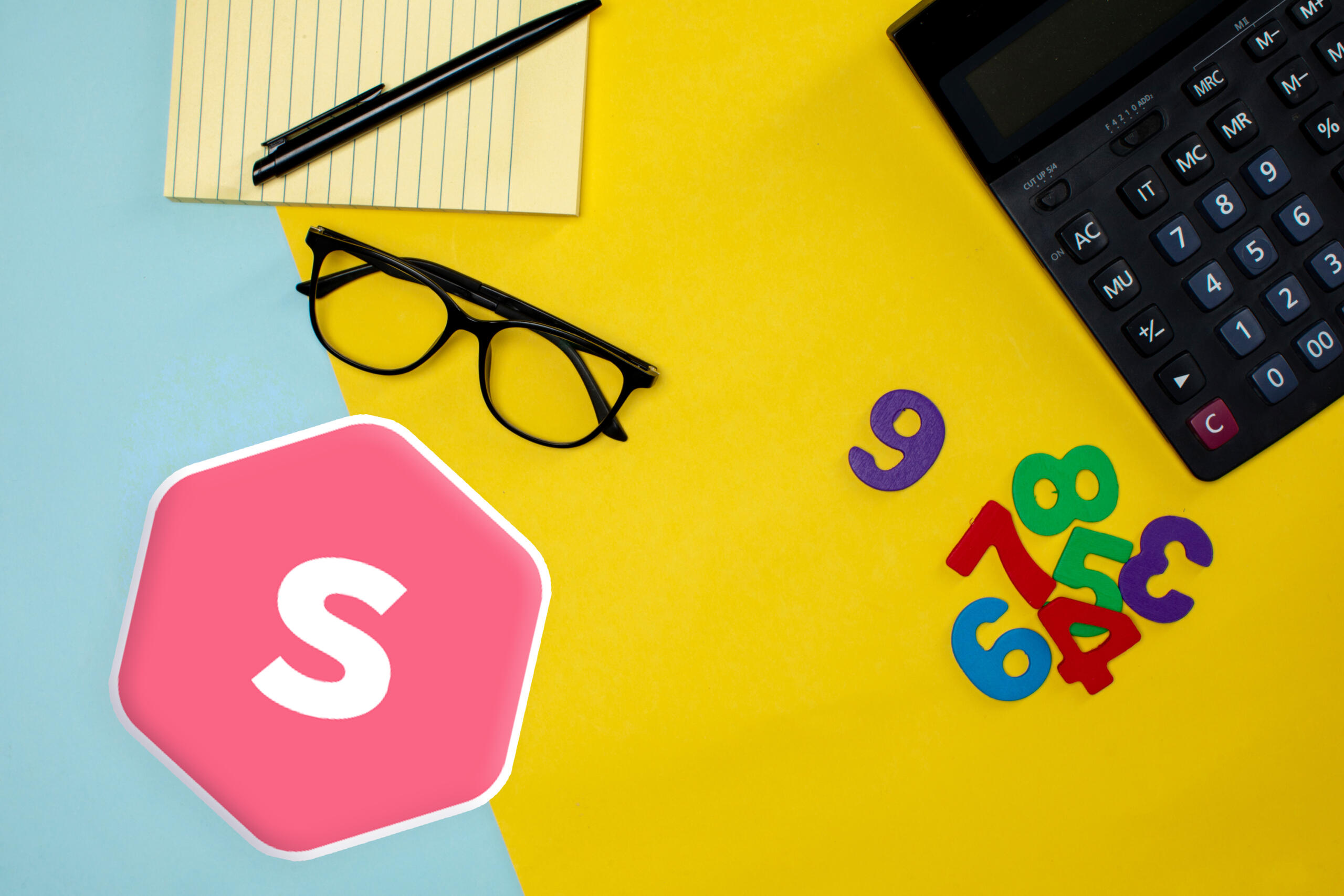 vista cenital de fondo celeste y amarillo con calculadora, hoja de notas, lentes y logo de superprof dispersos sobre este