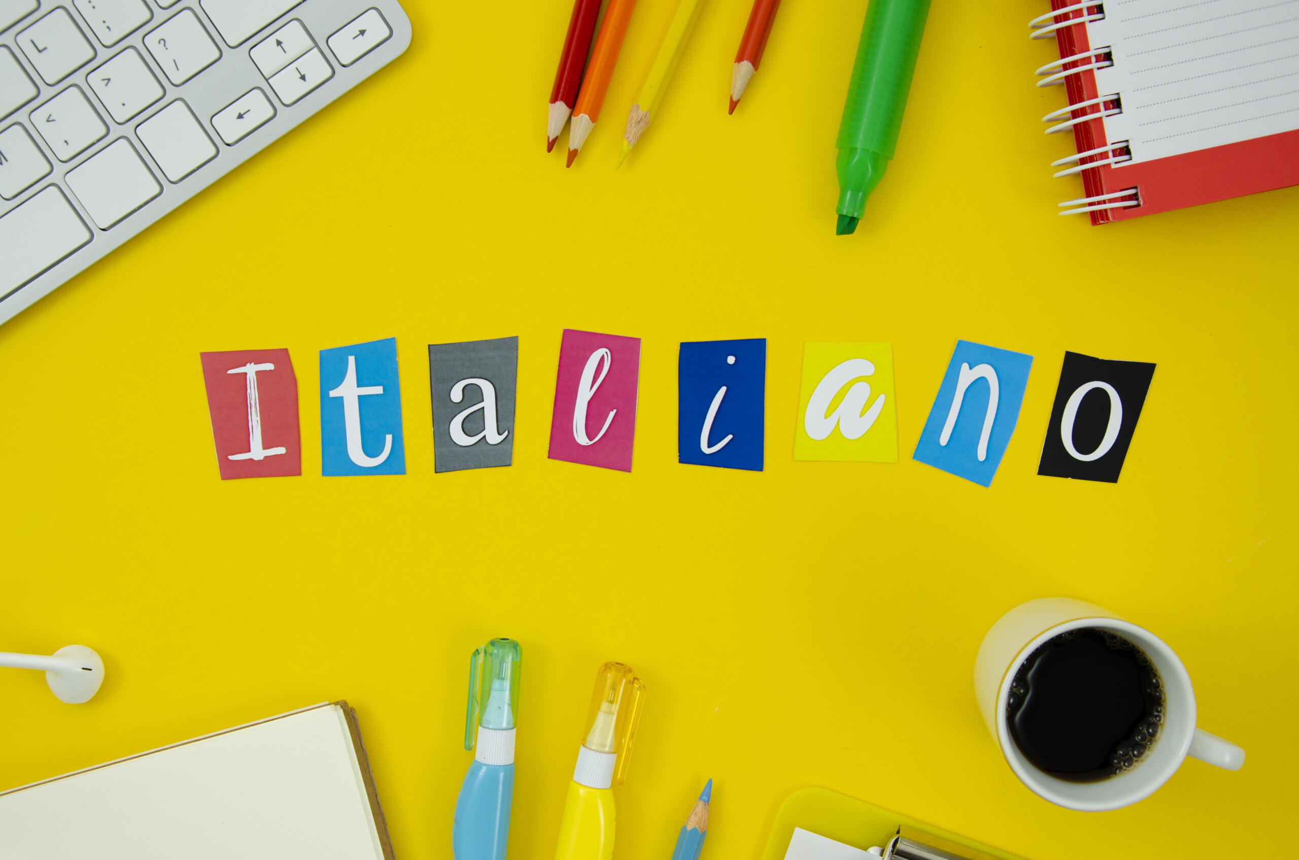 recorte de letras de diferentes estilos de colores formando la palabra italiano sobre un fondo amarillo