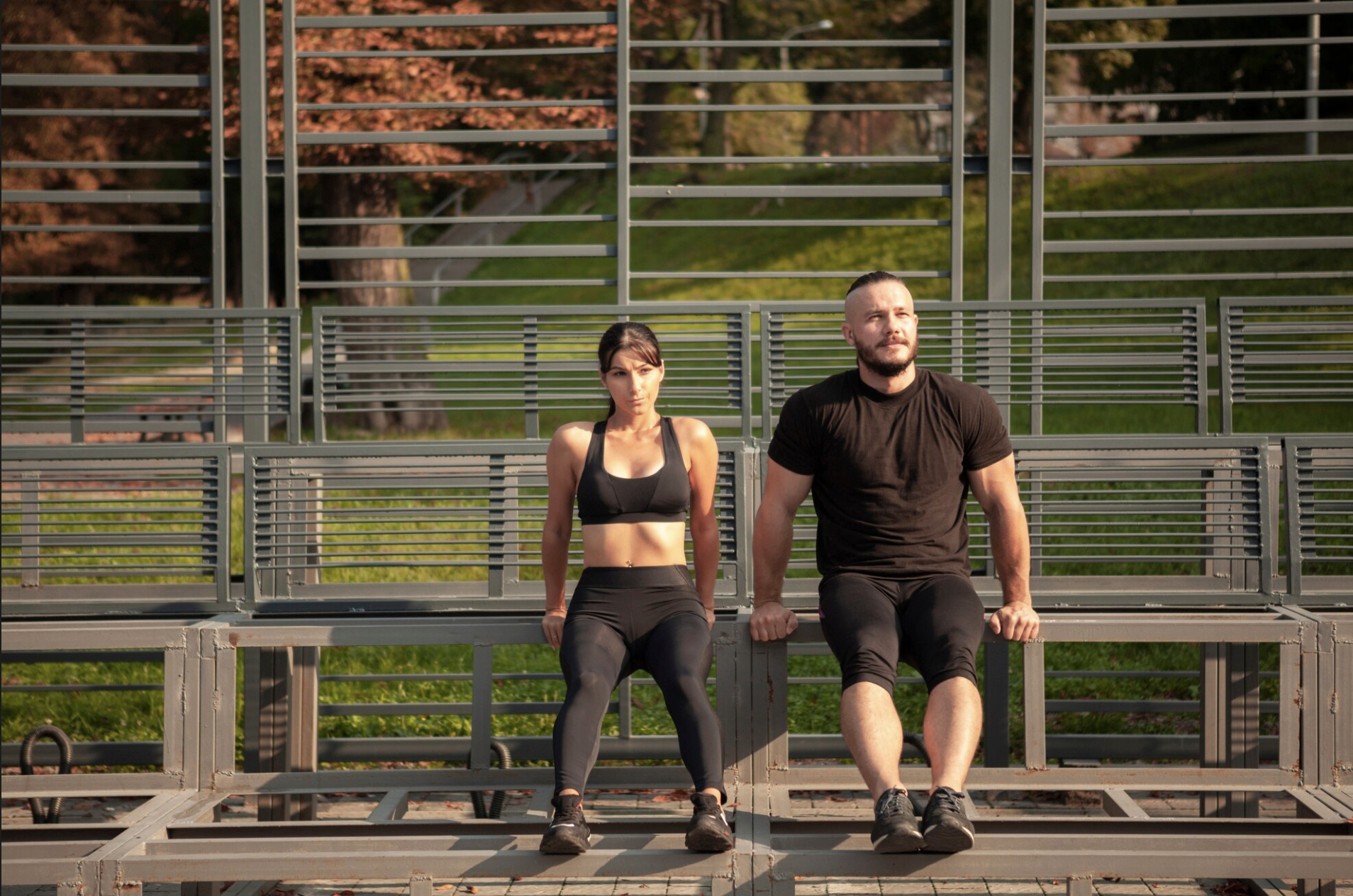 Una pareja entrenando calistenia