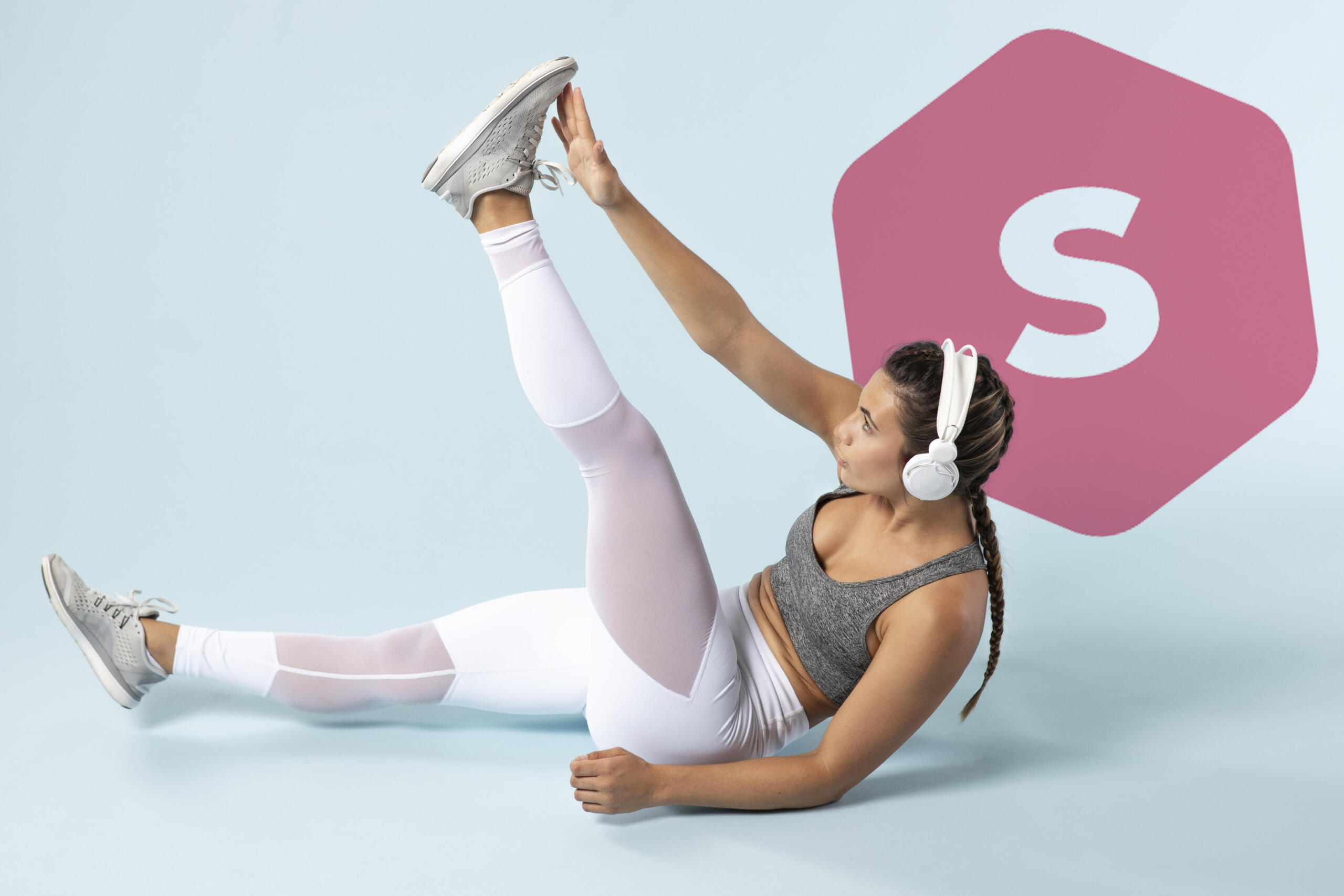 chica haciendo abdominales cruzados con audifonos y el logo de supeprof en el fondo