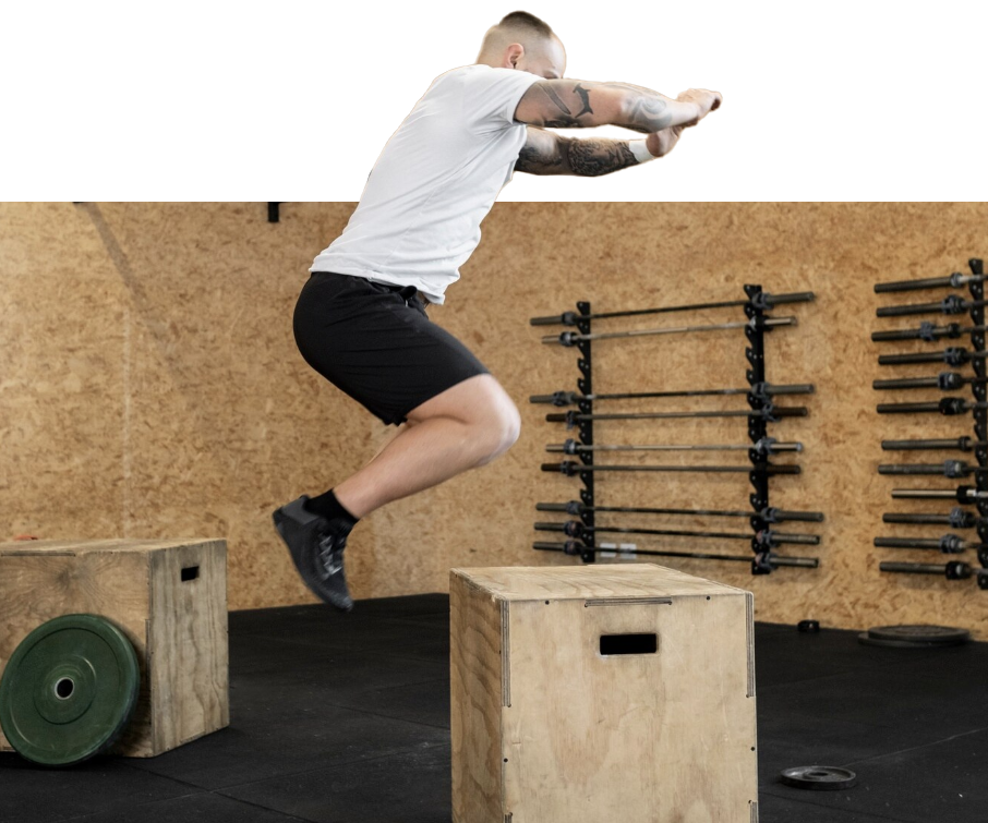 chico saltando sobre una caja de madera de gimnasio