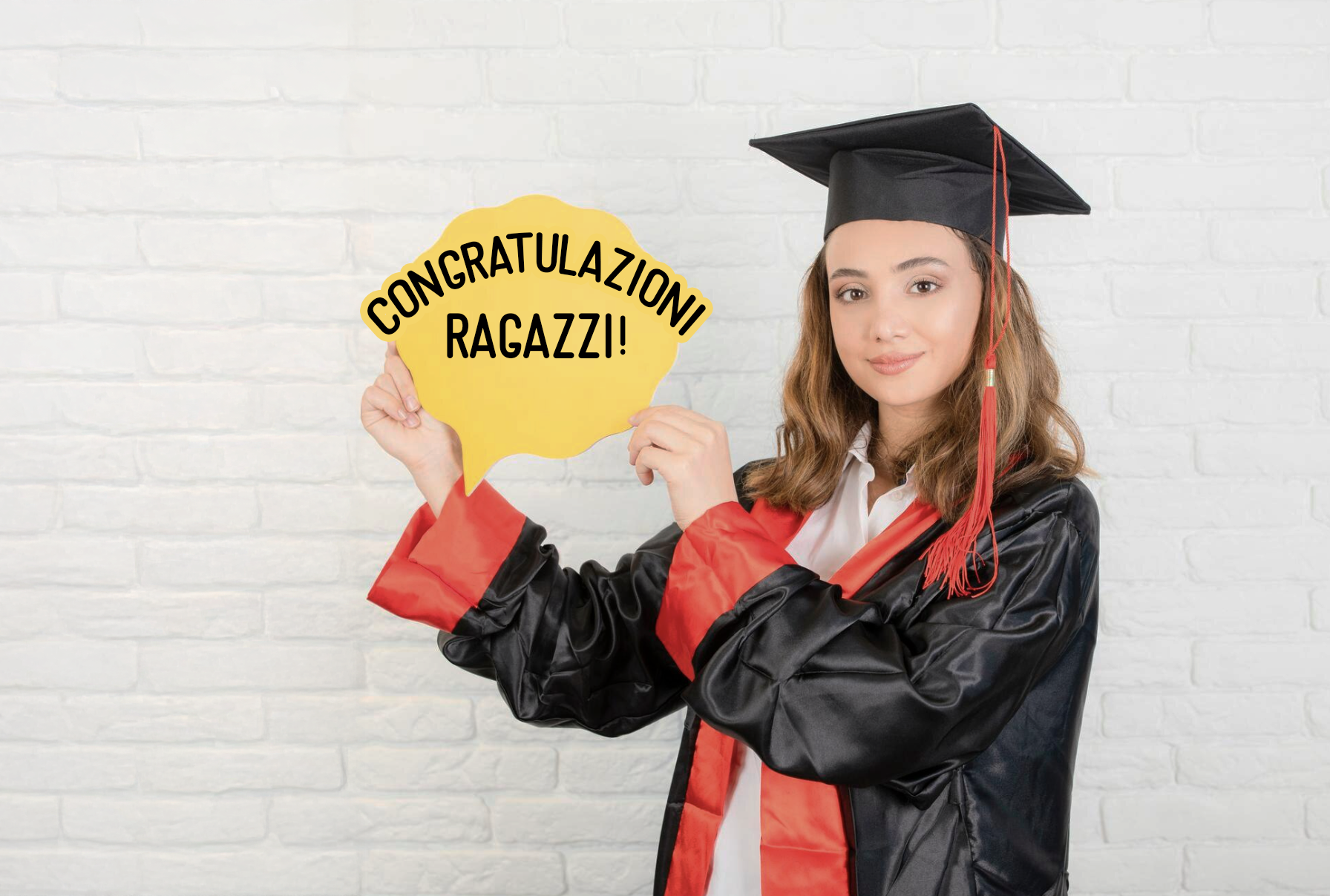graduante sosteniendo un cartel que dice CONGRATULAZIONI RAGAZZI