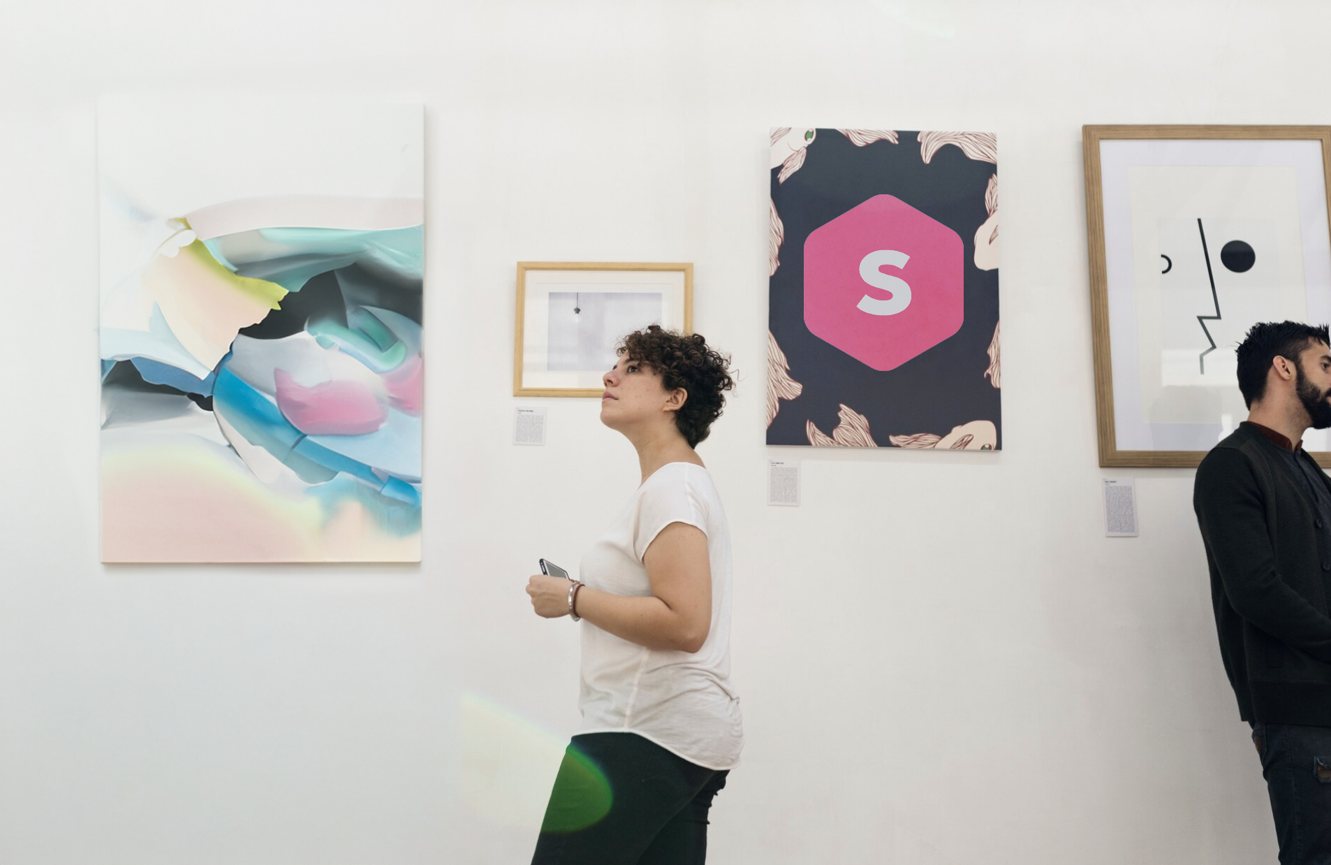 chica en medio de galeria de arte moderno con logo de superprof en una de las obras