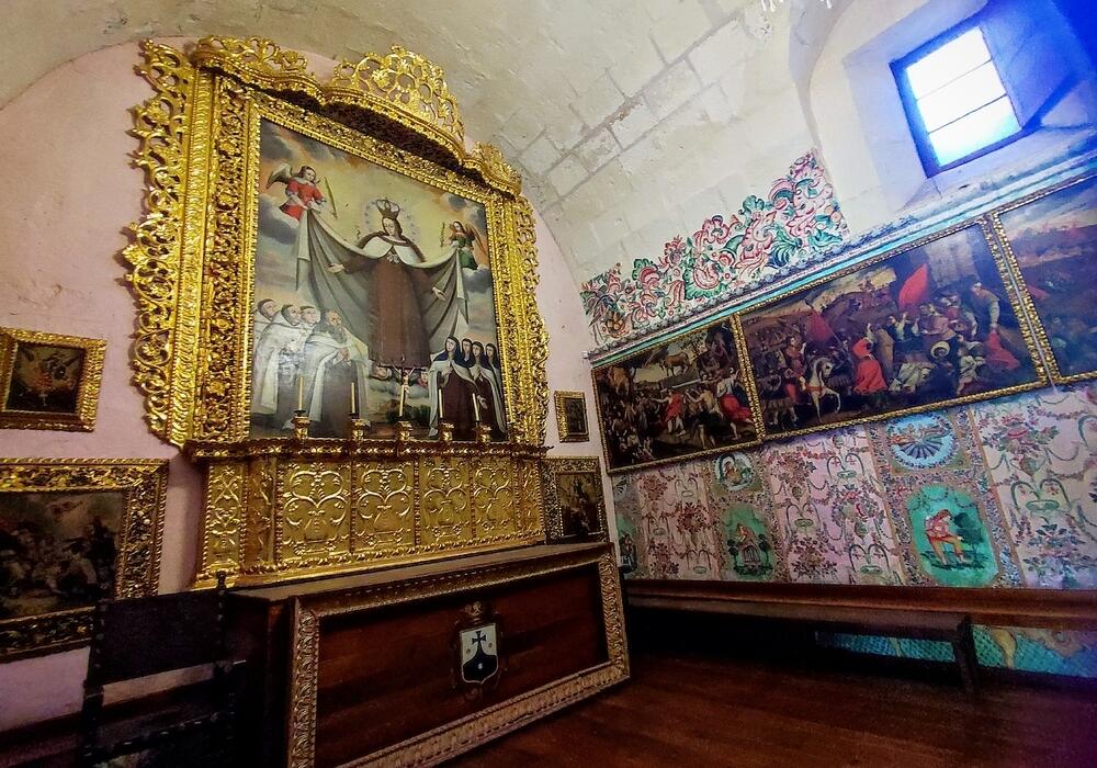 exhibición de pinturas en el Monasterio y Museo de Arte Virreinal de Santa Teresa