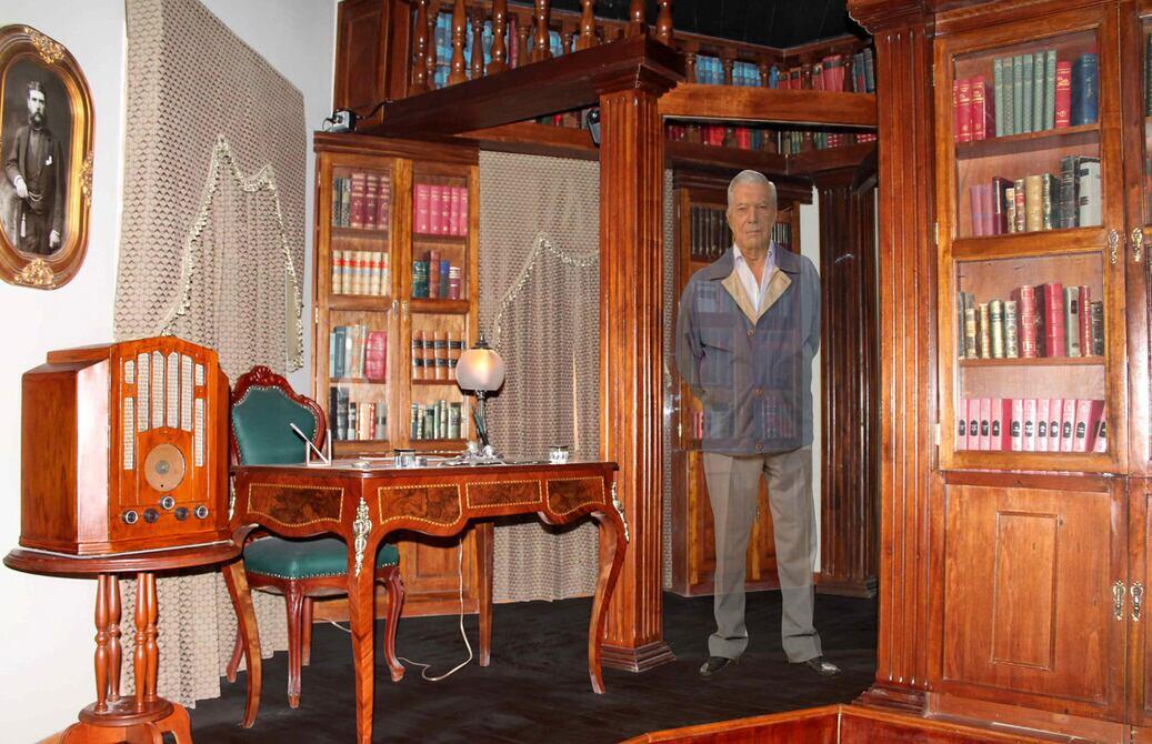 Interior de casa museo Mario vargas Llosa con figura transparente del autor
