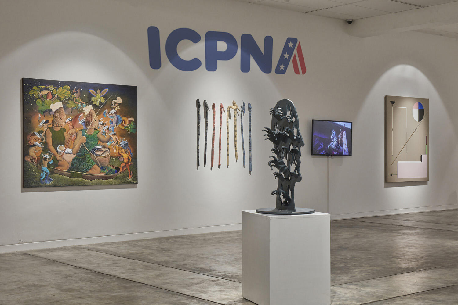Interior Galería Germán Krüger Espantoso con el logo del ICPNA