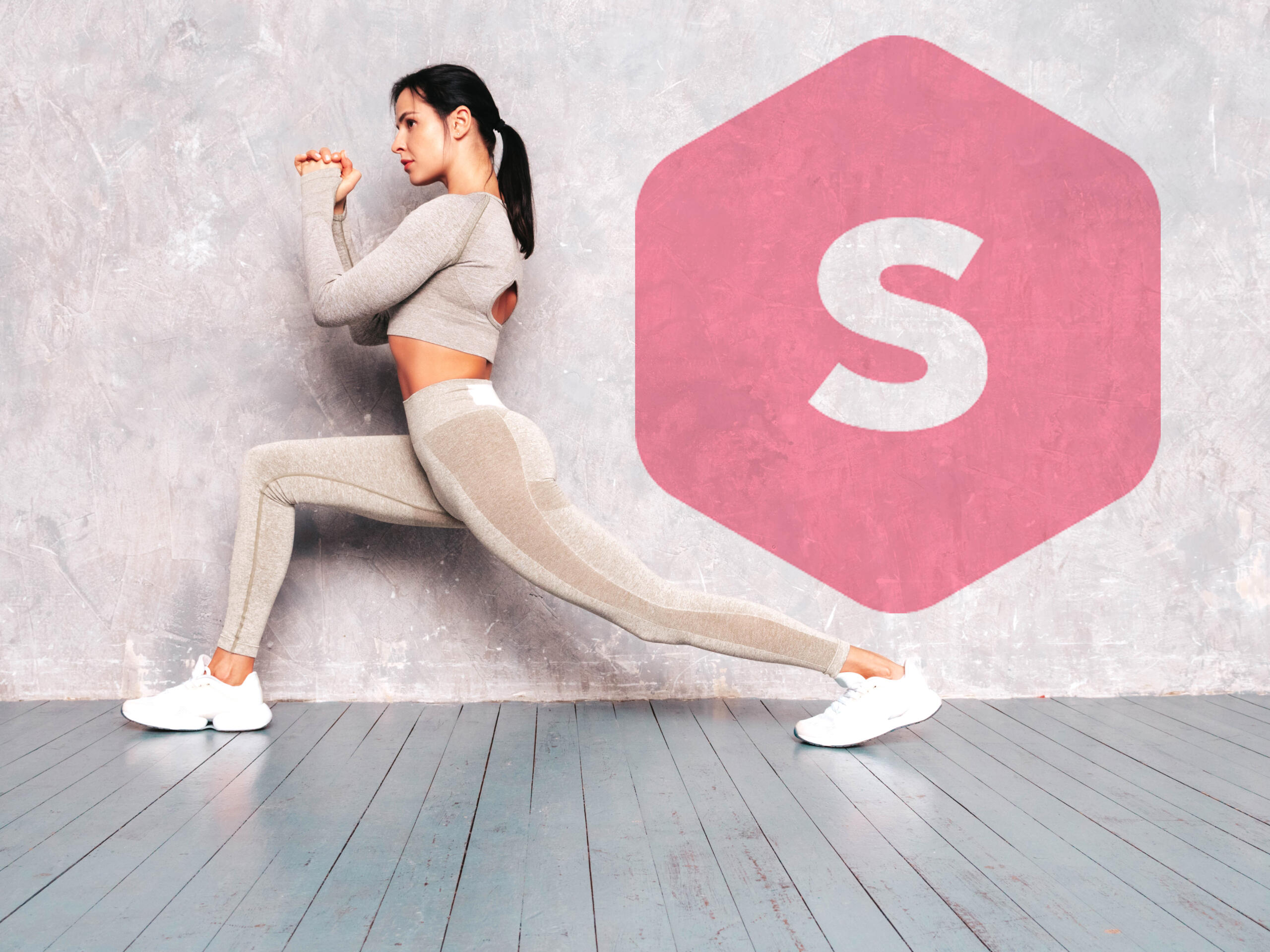 chica haciendo una zancada con el logo de superprof pintado en la pared del fondo