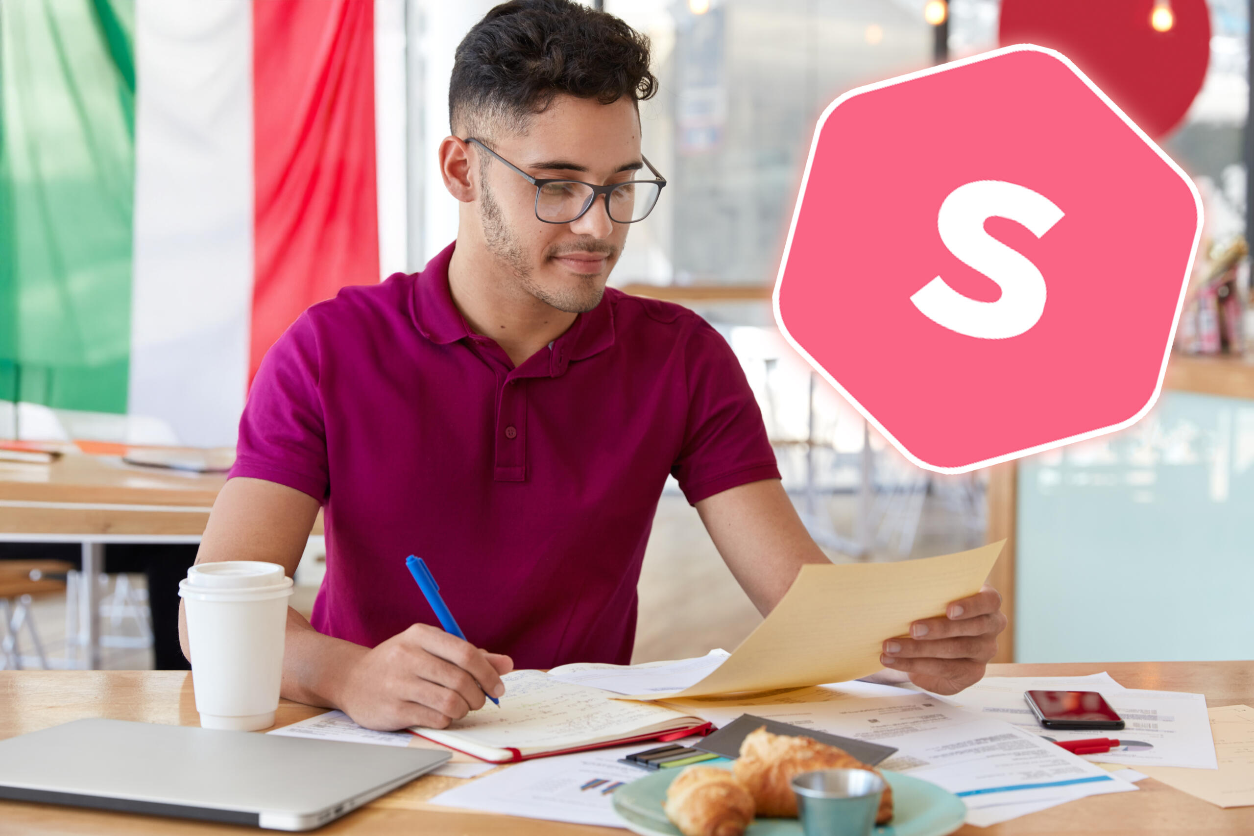 chico estudiando en un escritorio con una bandera italiana en el fondo lado izquierdo y el logo de superprof al lado derecho