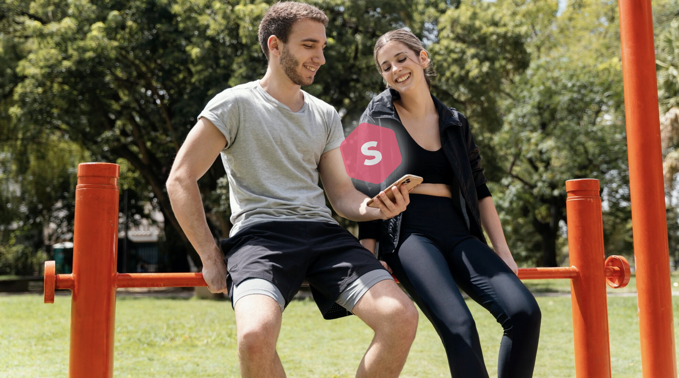 dos chicos sonrientes sentados en la barra de un parque mirando su celular donde sale el logo de superprof