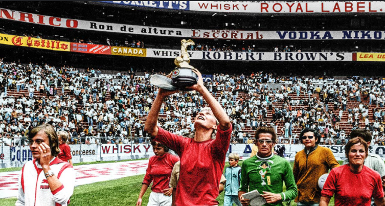 foto de un equipo de futbol femenino levantando la copa en un mundial