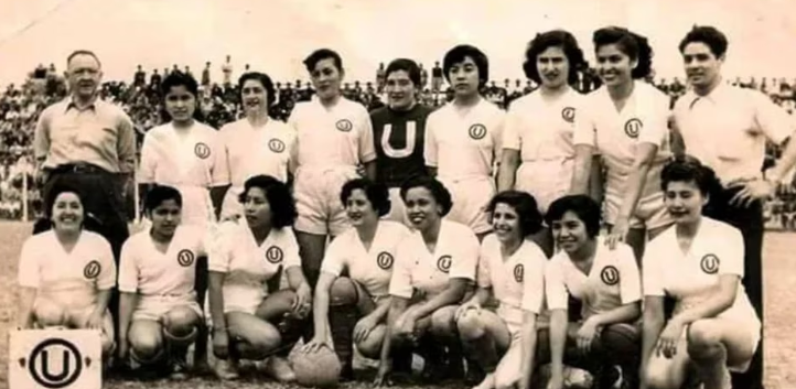 foto del equipo de fútbol femenino de universitario de deportes de los años 50