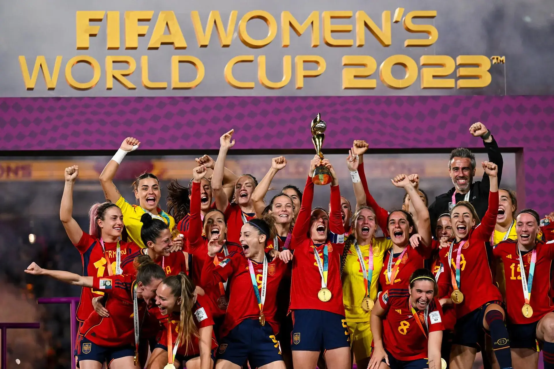 foto de jugadoras ganadoras del mundial de fútbol femenino levantando la copa