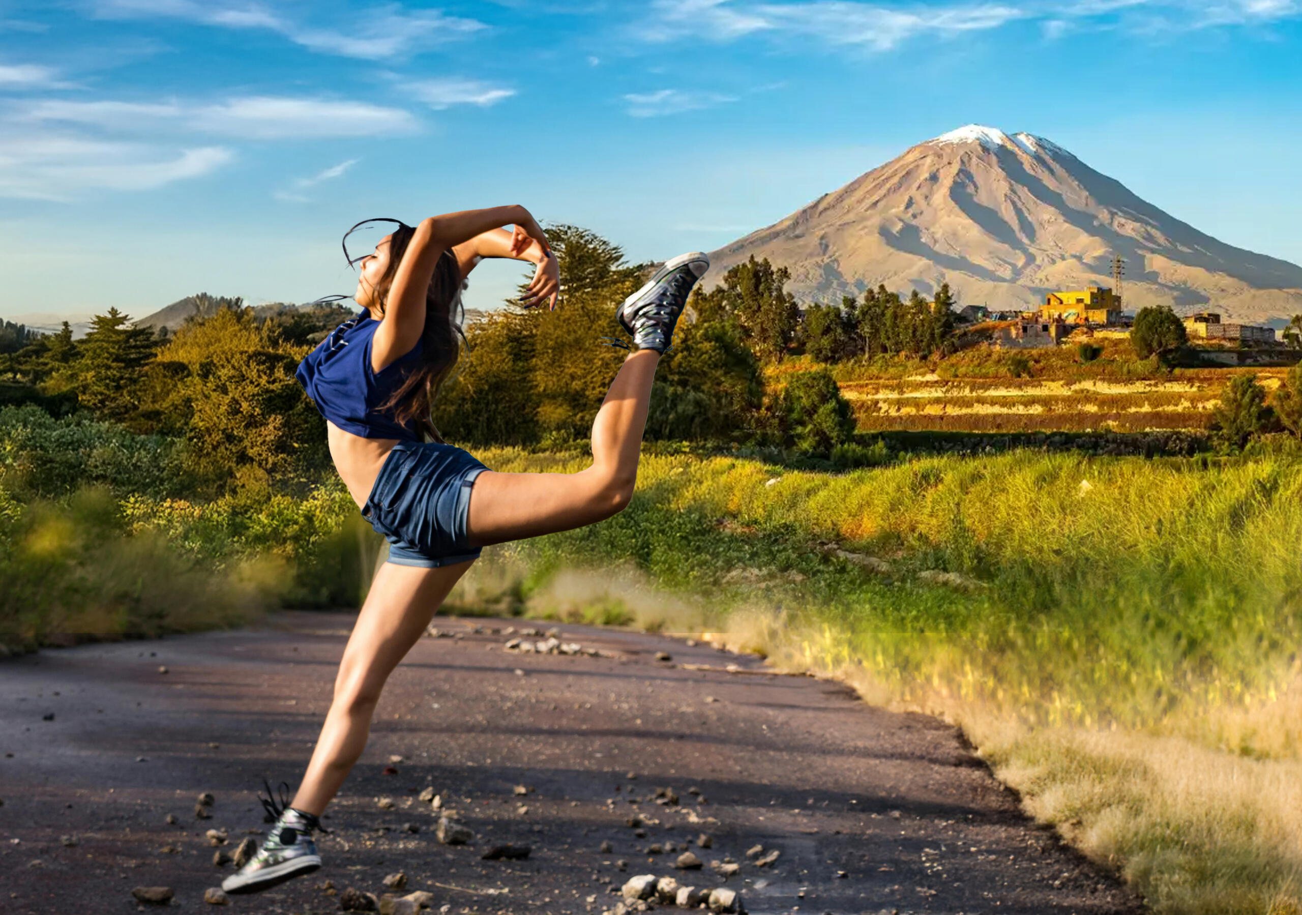 chica bailando libremente en el campo con fondo del Misti a lo lejos