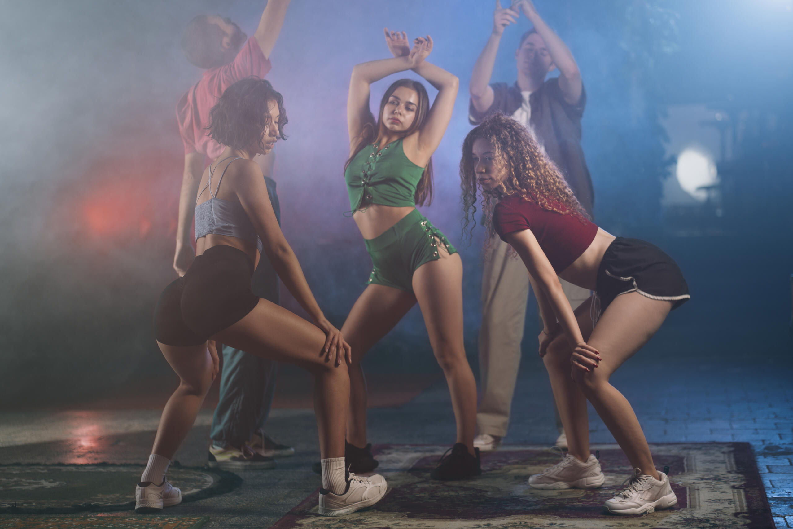 grupo de chicos bailando danza urban en un escenario
