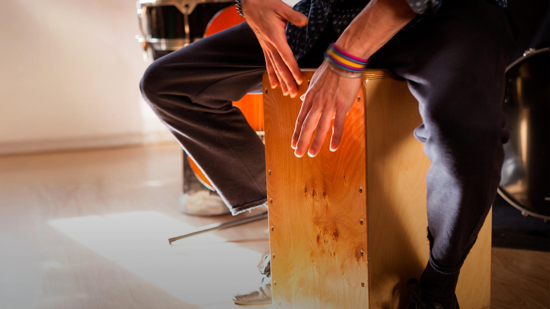 persona tocando el cajón peruano de lado