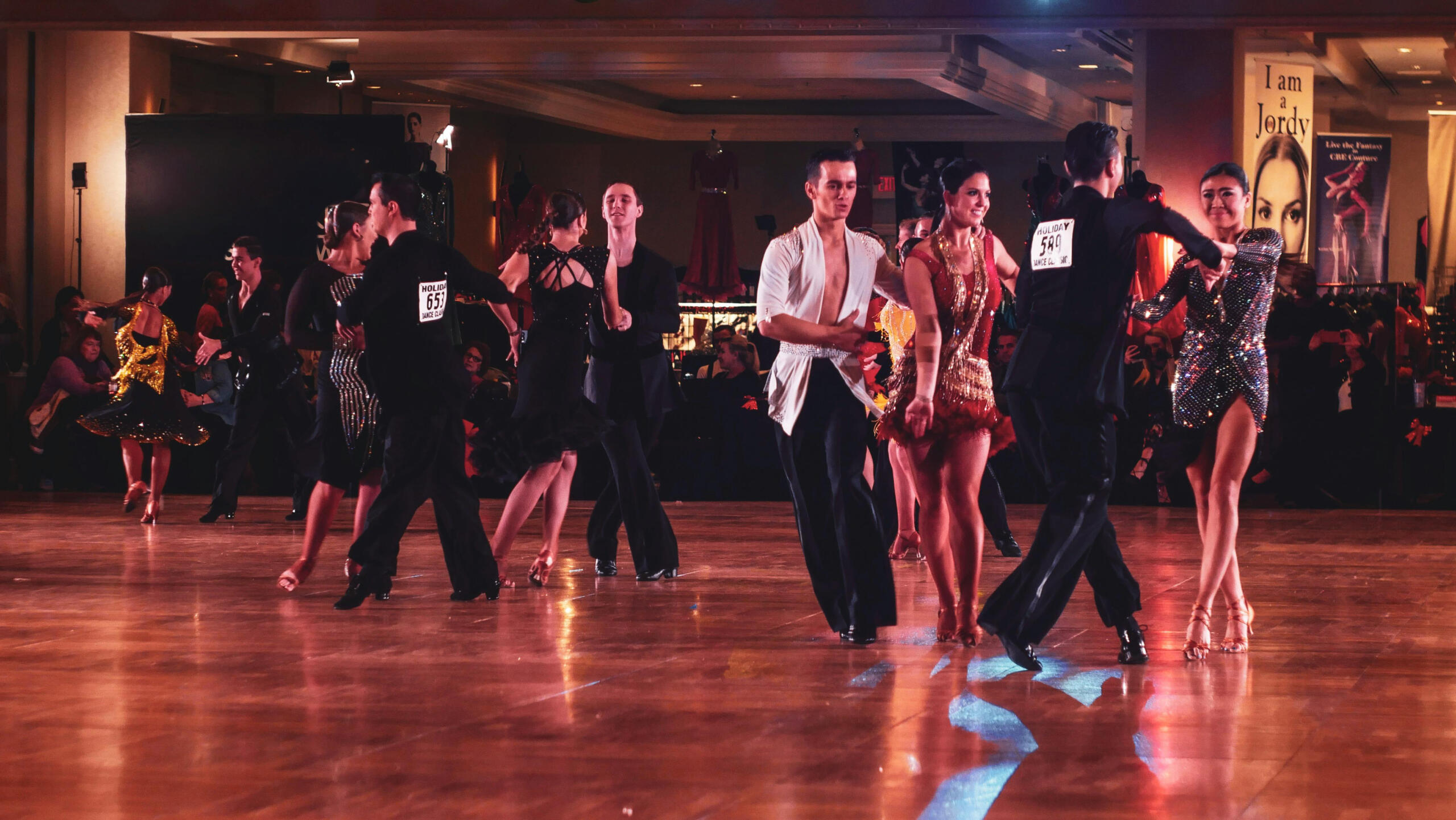 vista de una pista de salón con parejas bailarinas de salsa compitiendo