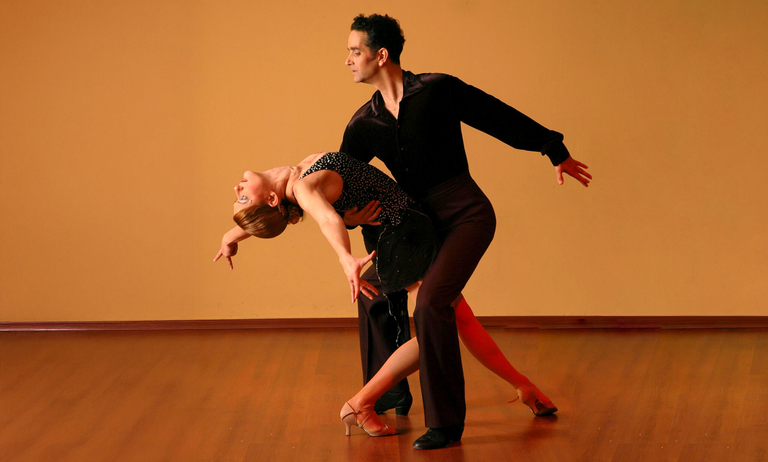 pareja bailando en un salon de piso de madera solos