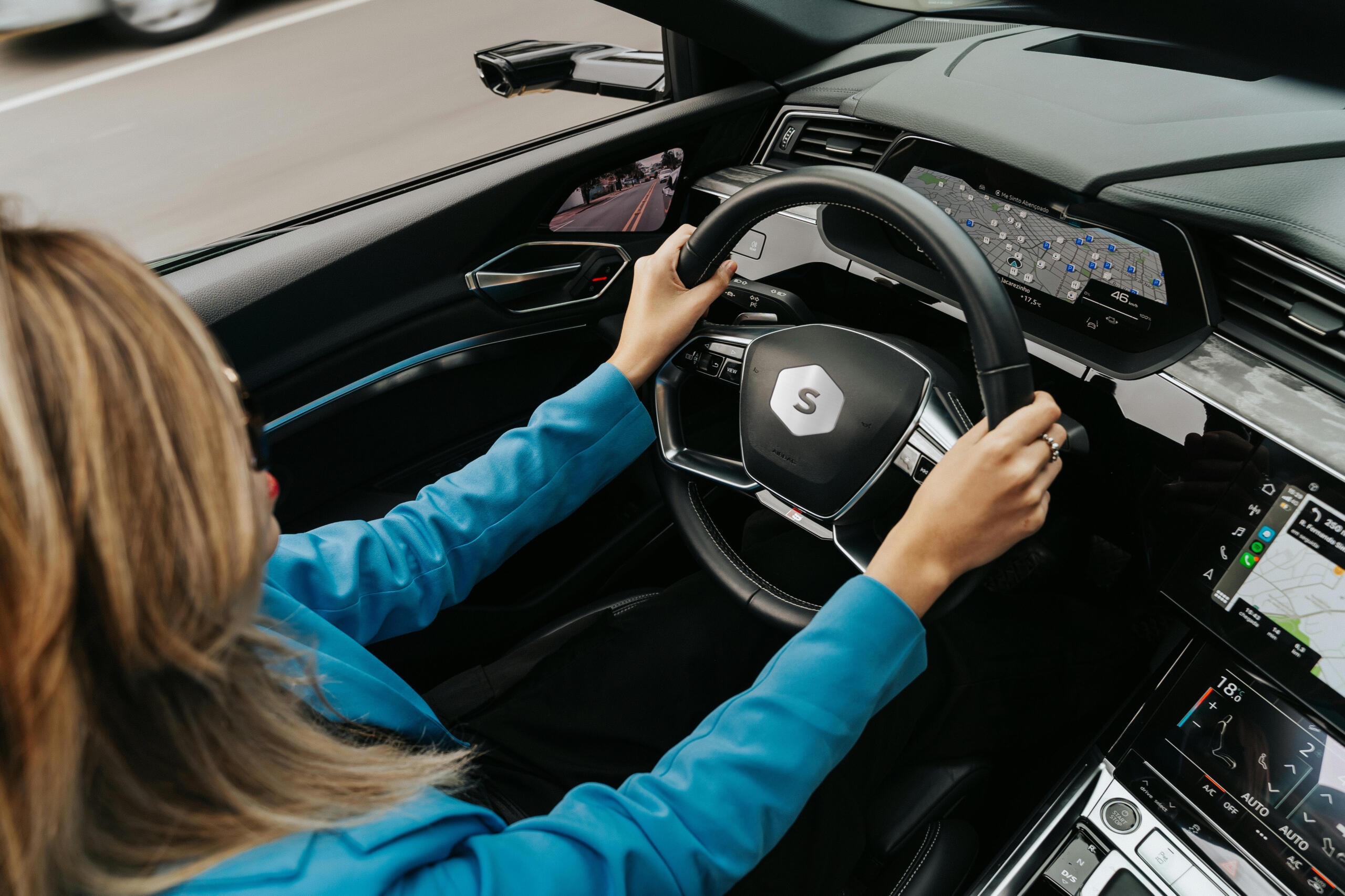 chica sosteniendo timon de un auto con el logo de superprof en medio