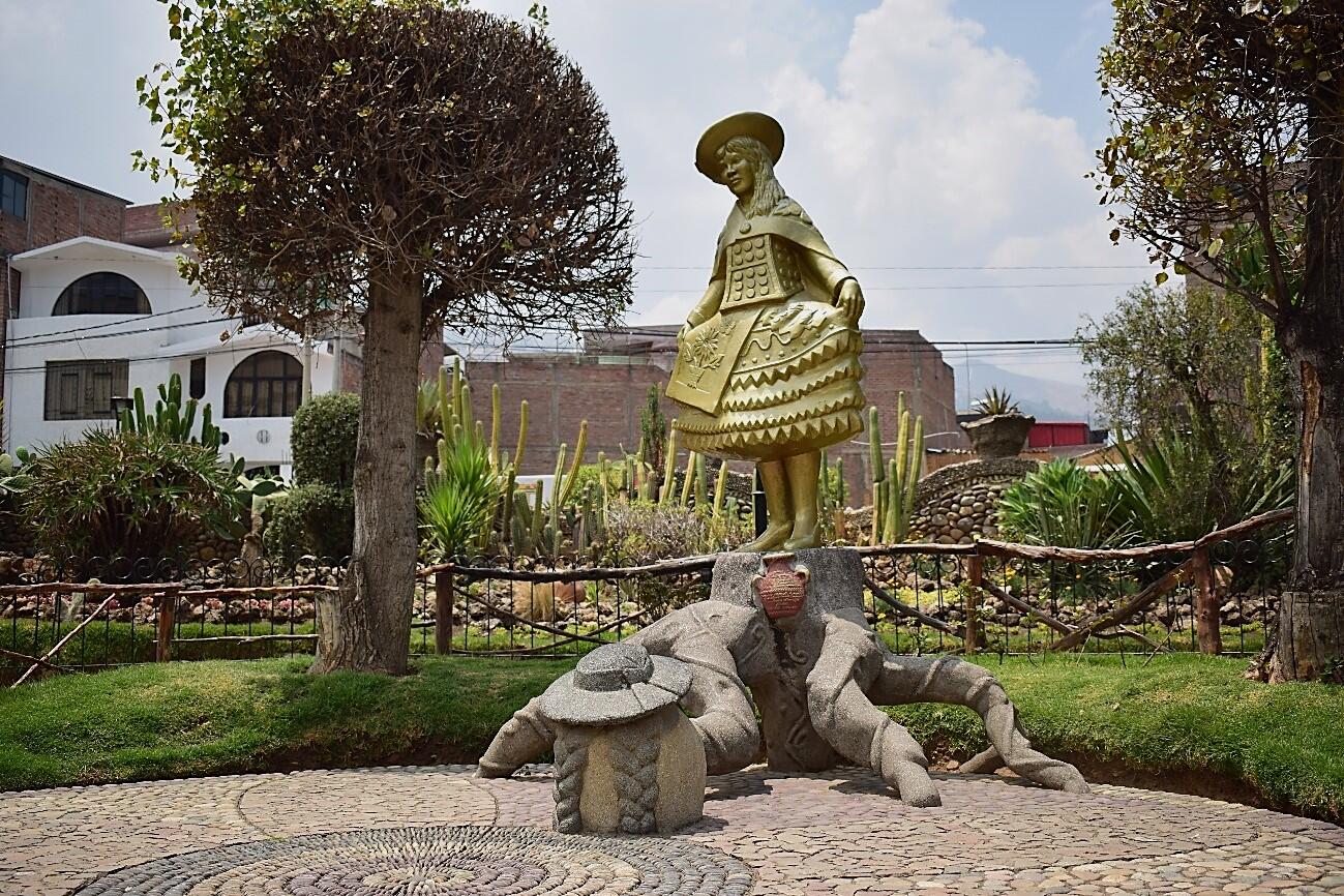 monumento de mujer con su ñusta en el parque de la identidad huancayo
