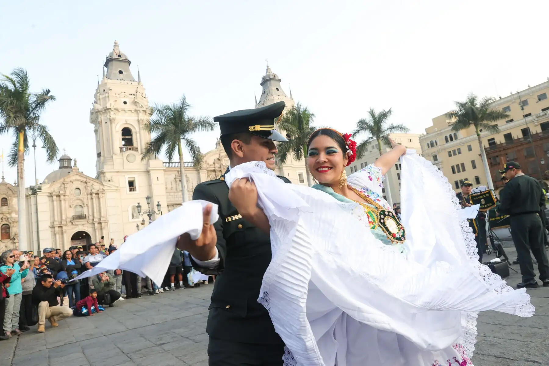 foto de pareja de bailarines de marinera frente a la plaza mayor de armas de Lima
